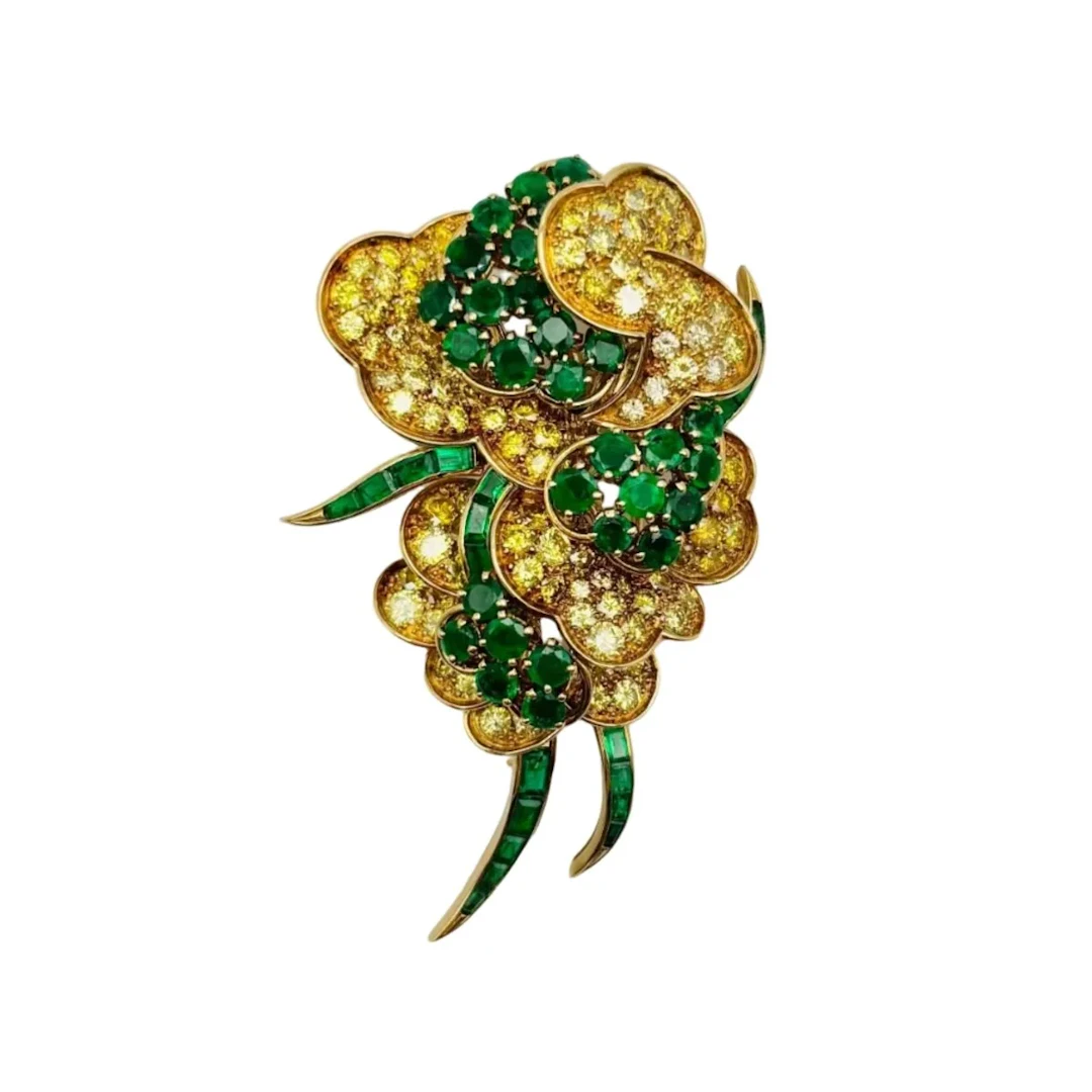 Broche MAUBOUSSIN "Fleurs" en or jaune, émeraudes et diamants