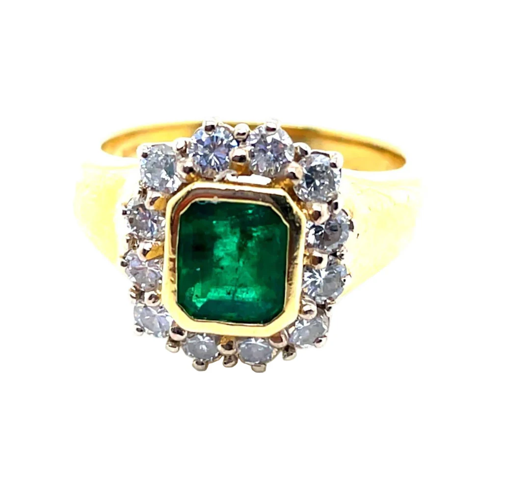 Entourage Ring in yellow gold, white gold, emerald, and diamonds