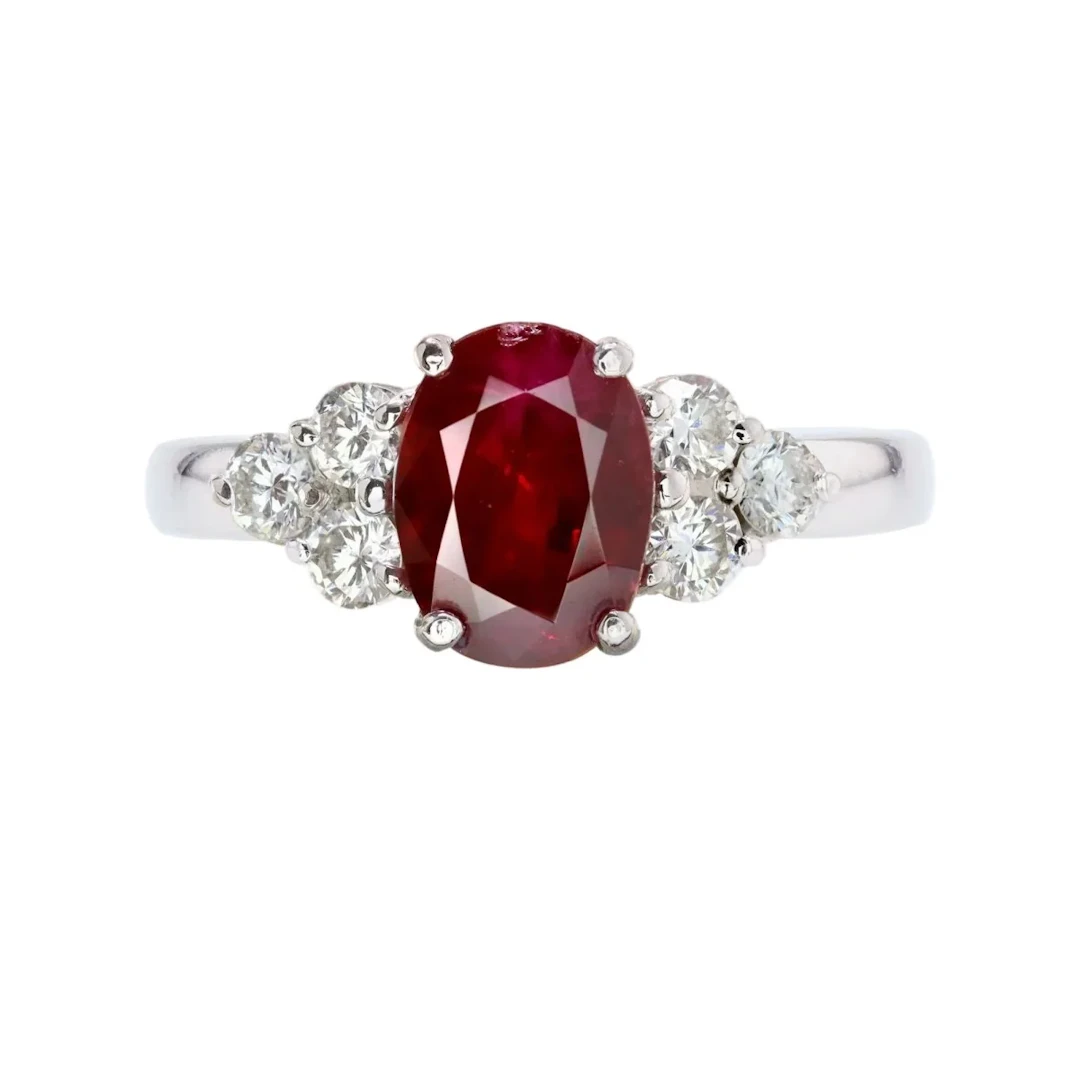 Ring in white gold, ruby and diamonds.