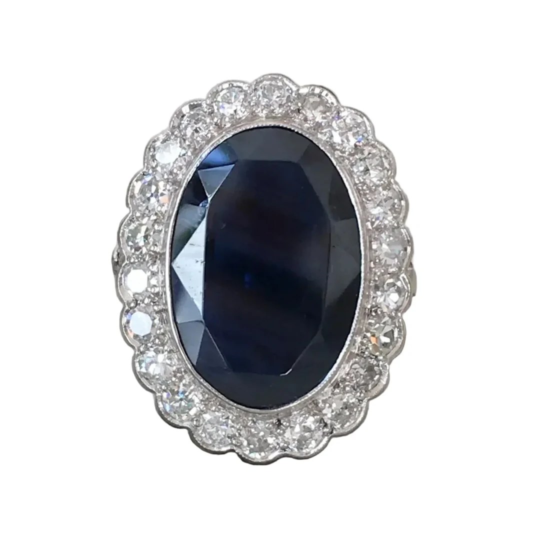 Entourage Ring in white gold, sapphire, and diamonds