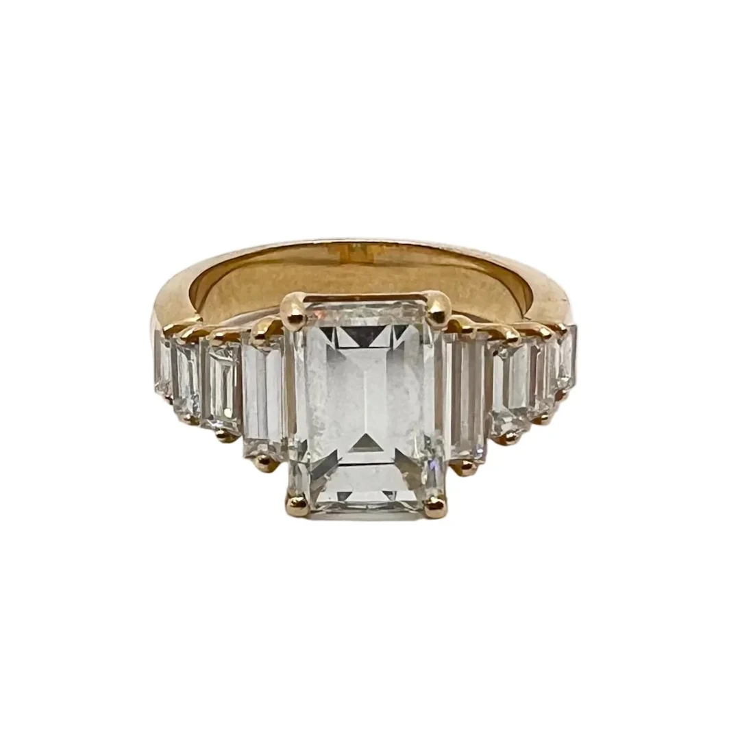 Ring in yellow gold and diamonds.