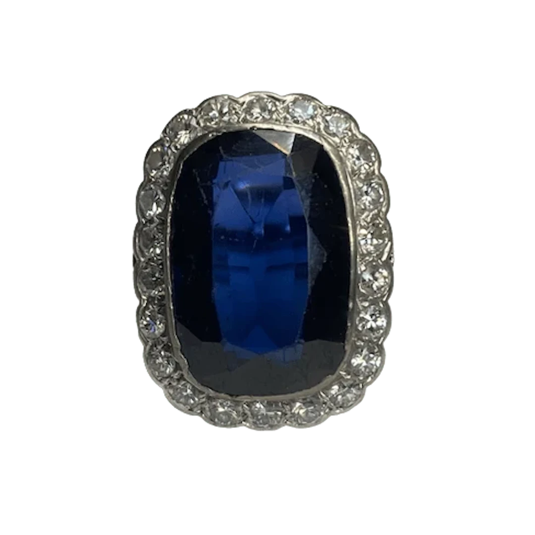 Entourage Ring in white gold, sapphire, and diamonds
