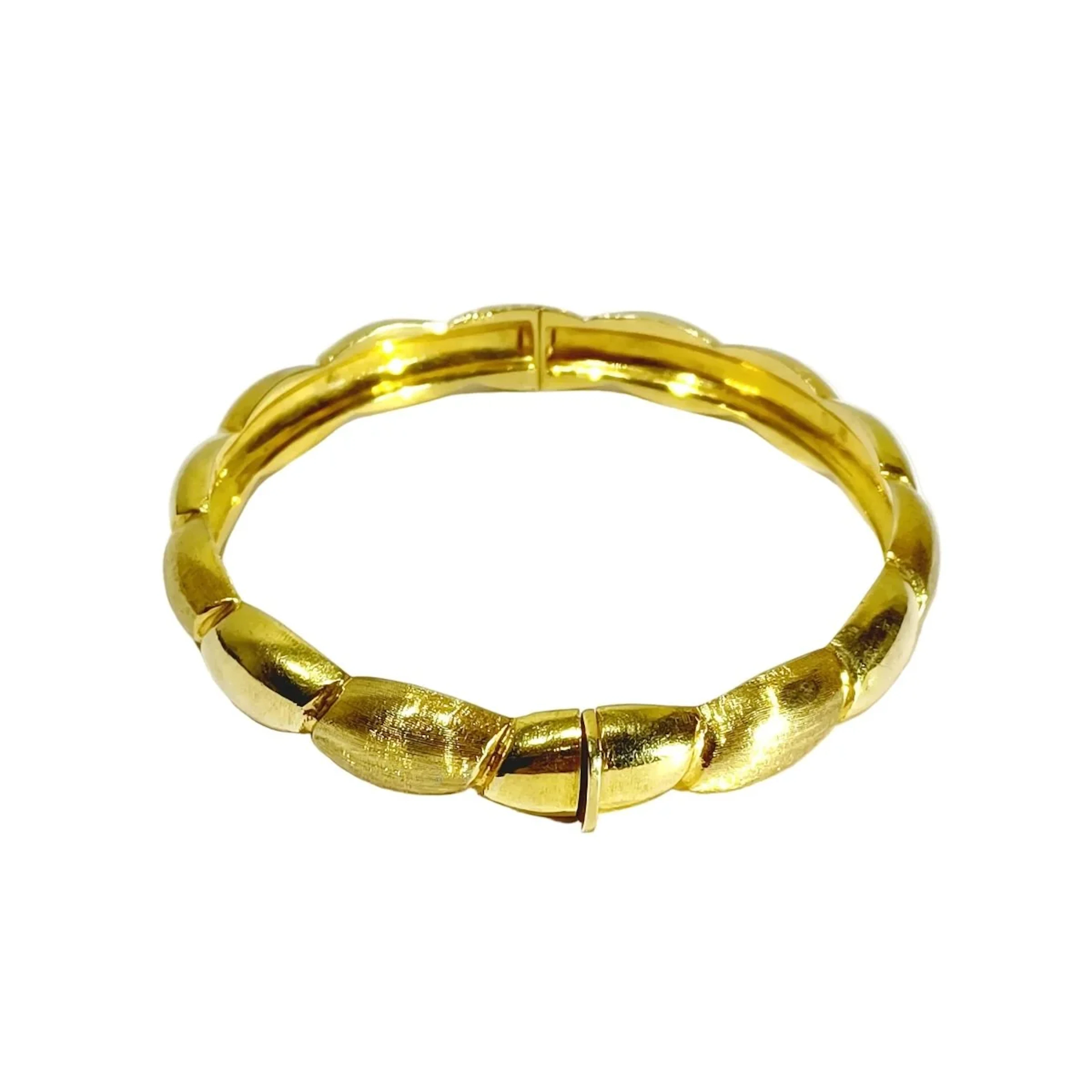 Yellow gold bangle bracelet