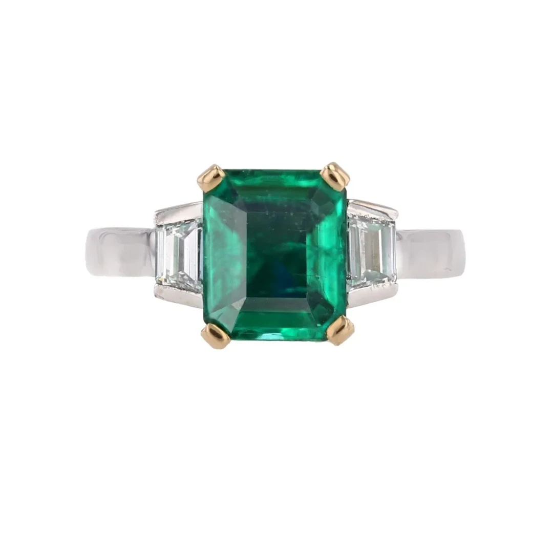 Ring emerald and diamonds