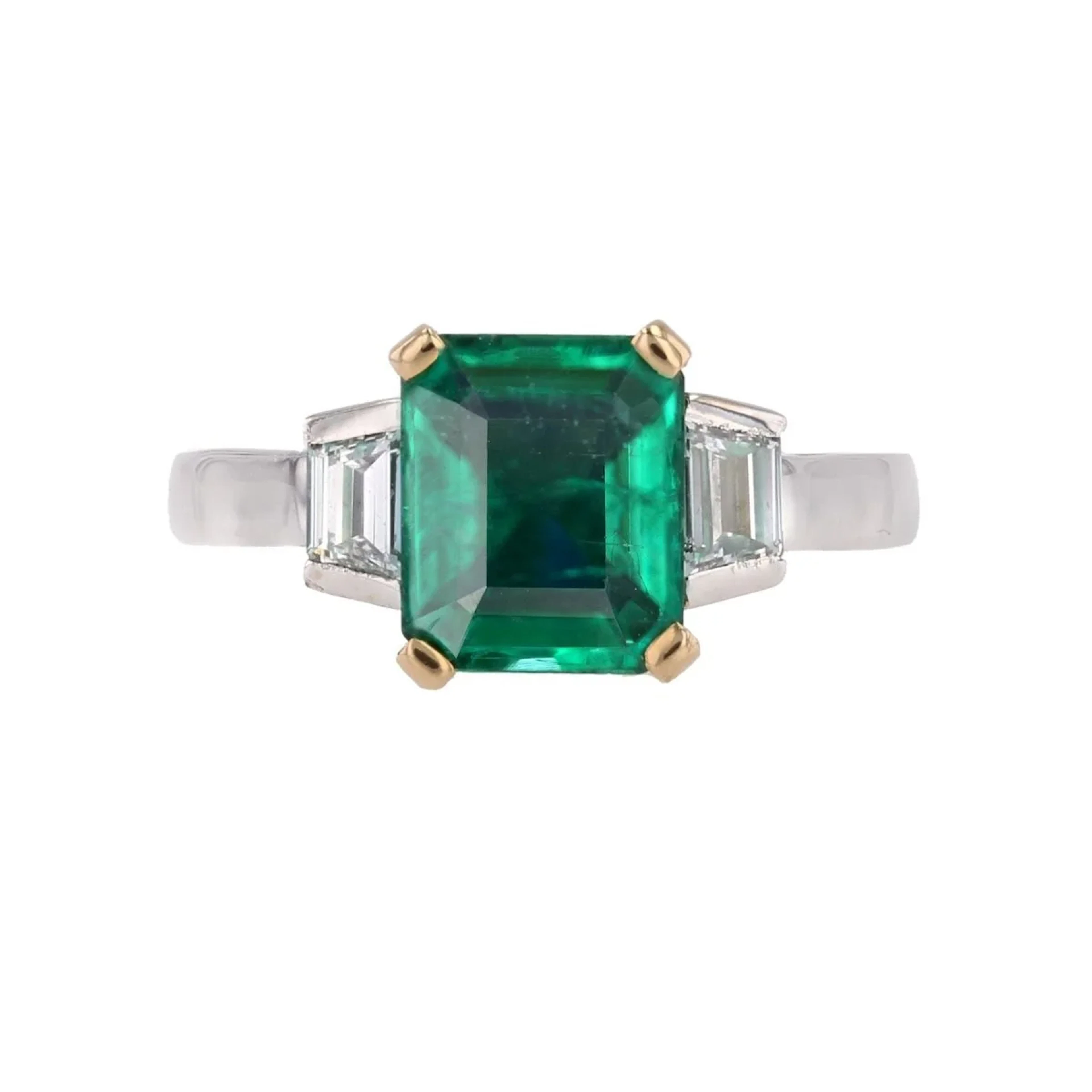 Ring emerald and diamonds