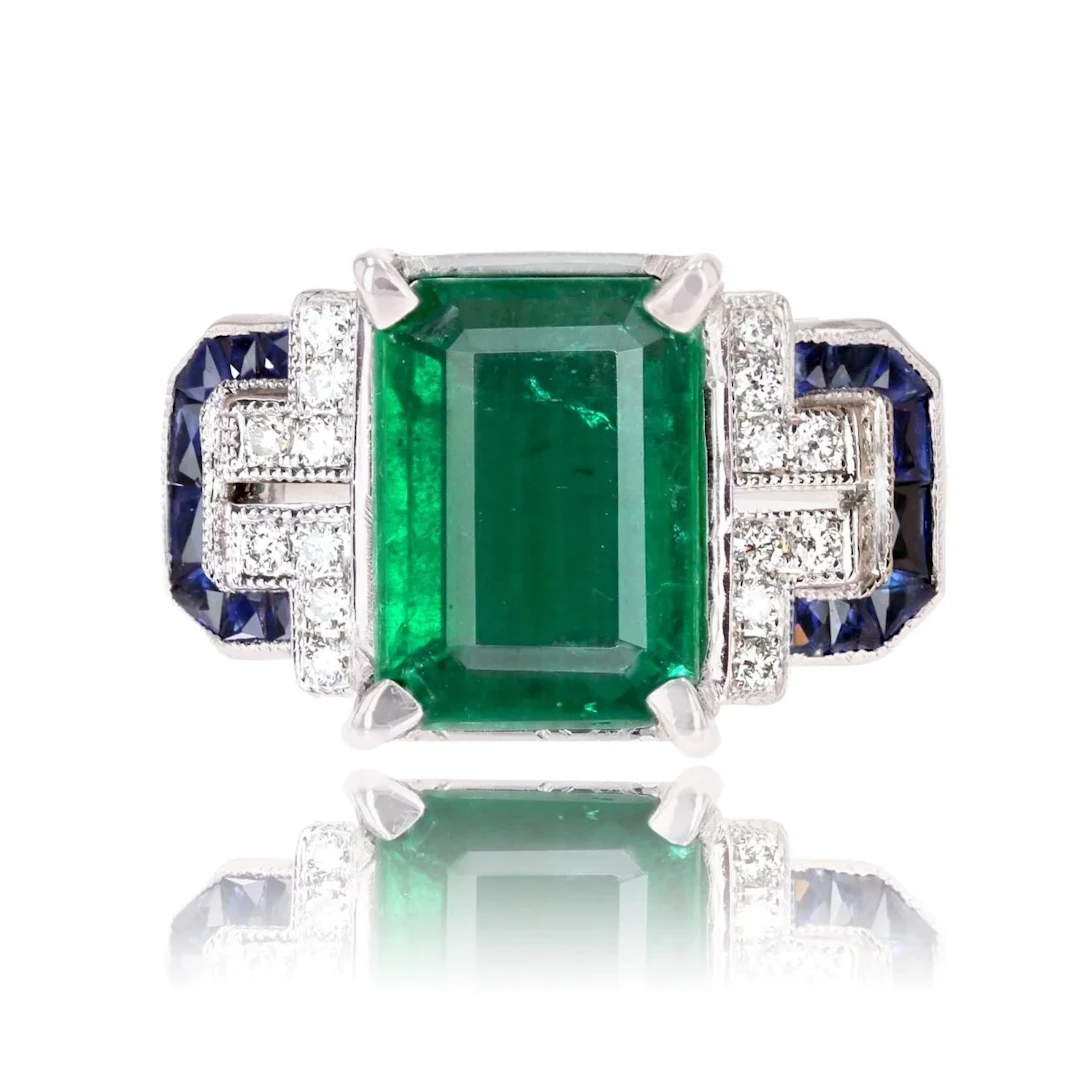Entourage ring in white gold, emerald, sapphires and diamonds