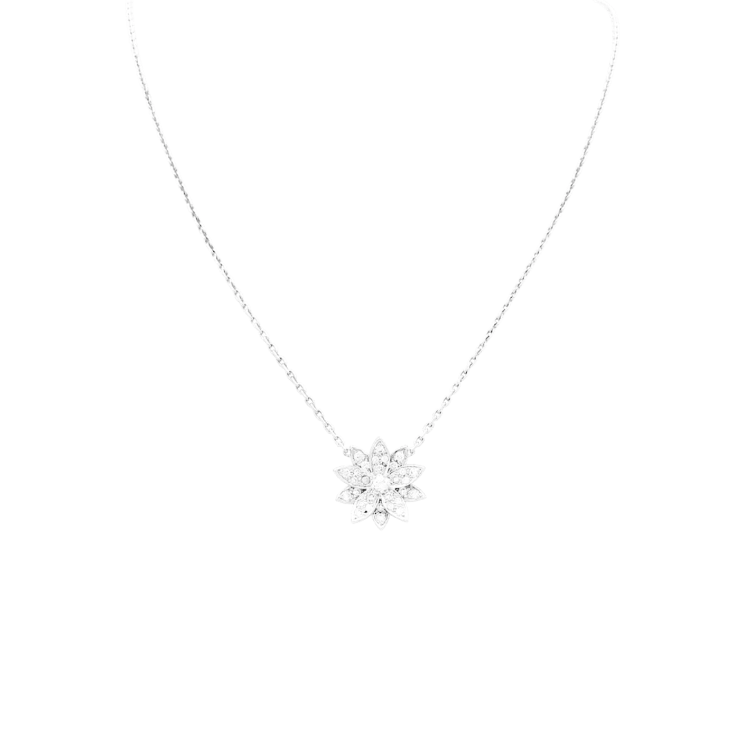 Collier Pendentif VAN CLEEF & ARPELS. "Lotus" en or blanc et diamants