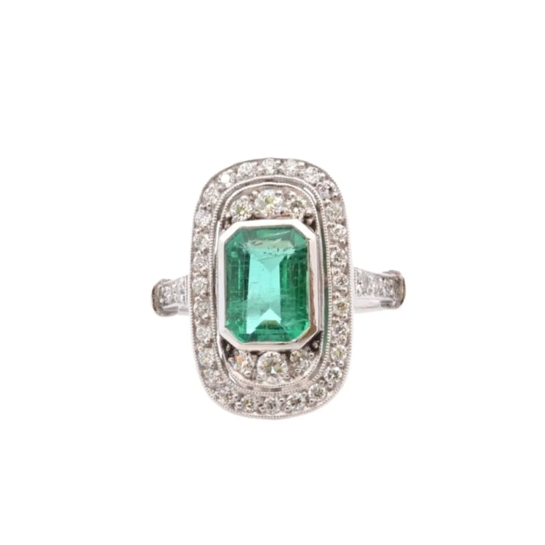 Ring marquise in paltinium, emerald and diamonds