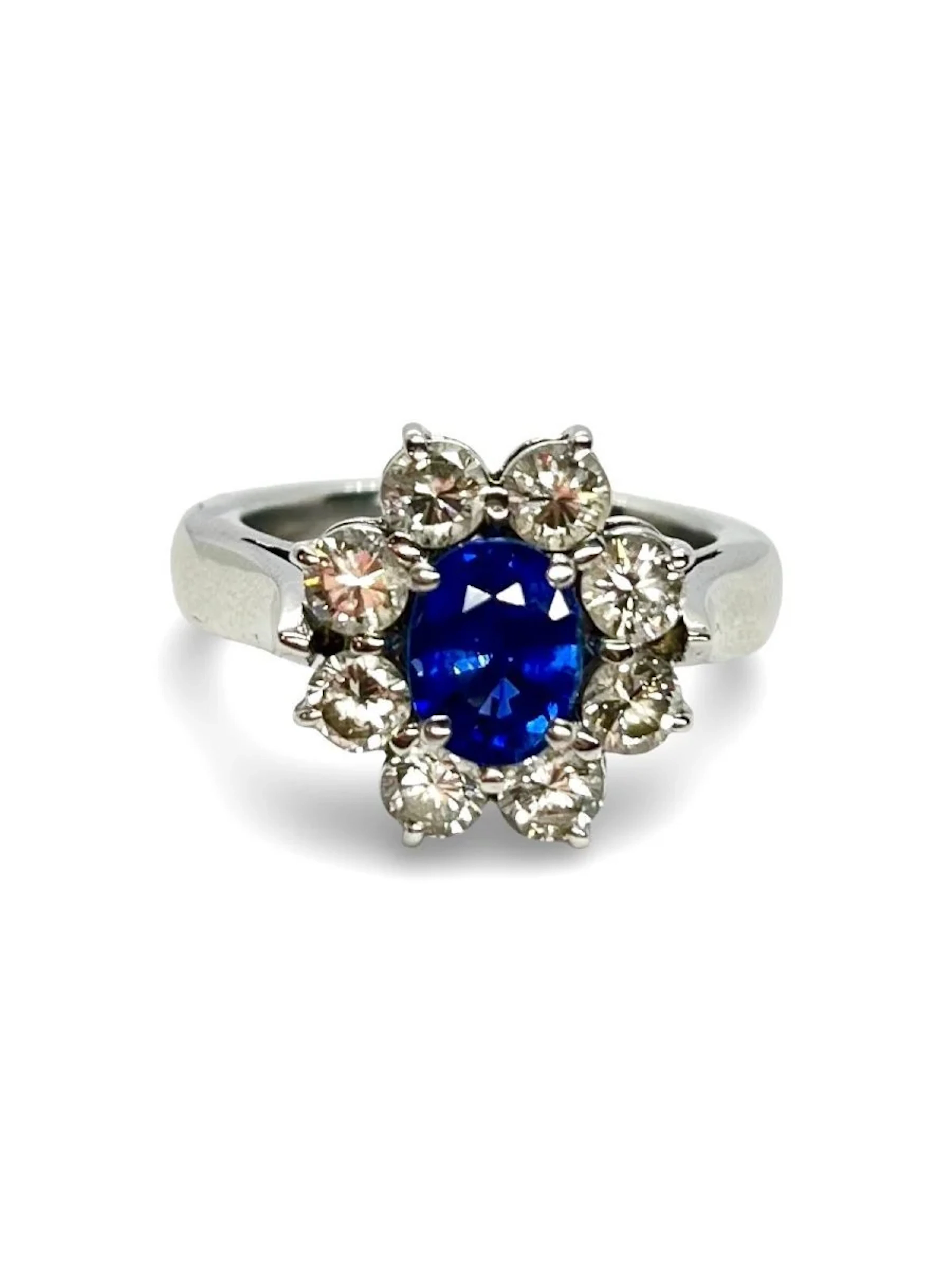 Daisy ring in white gold with a 1.62 ct sapphire and 1.30 ct diamonds