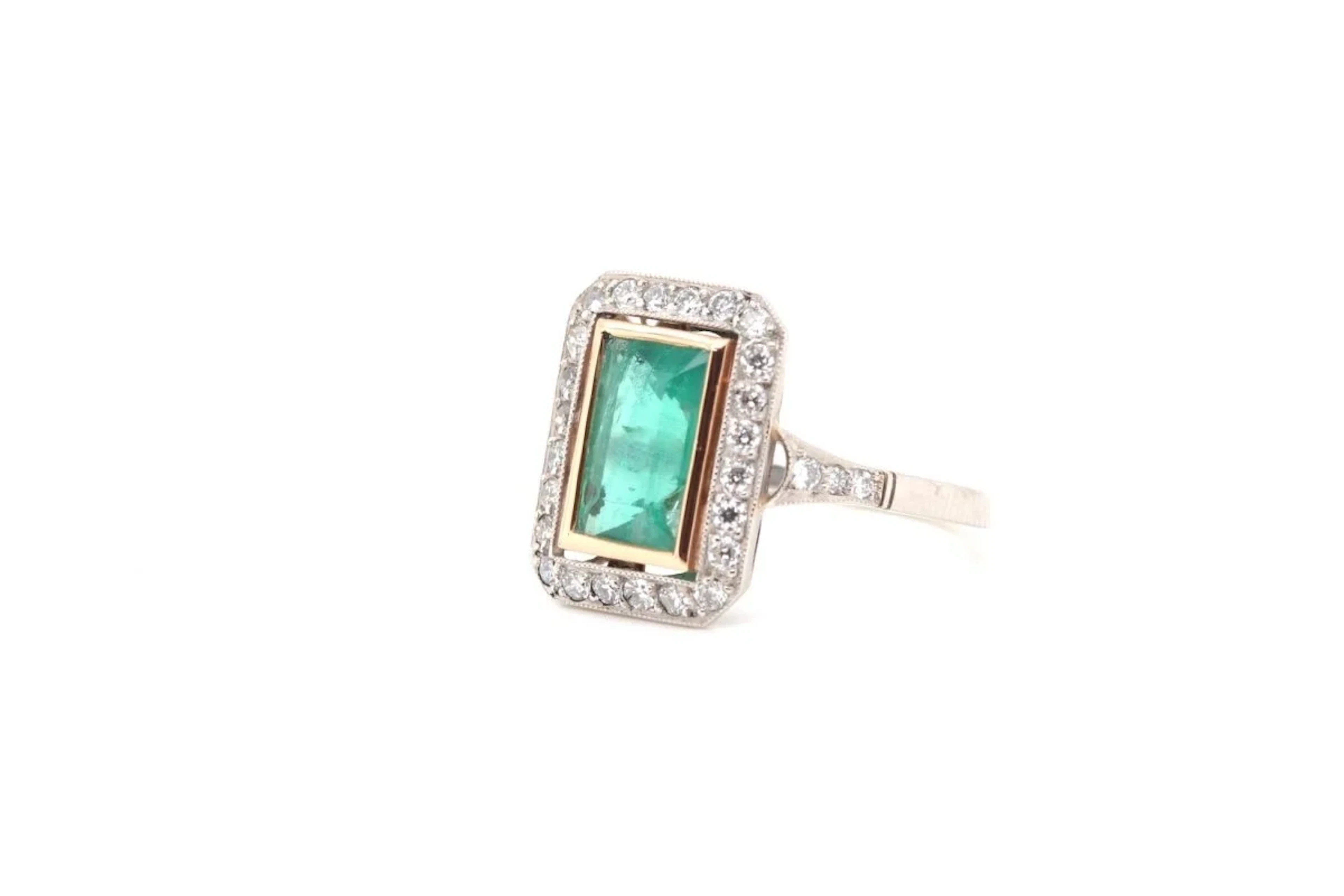Rectangular "Entourage" ring set with an emerald