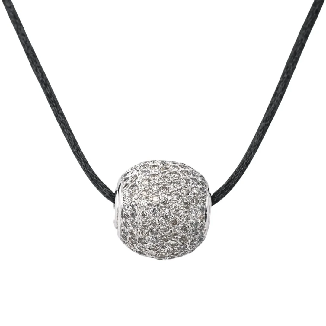 Pendant in white gold and diamonds.