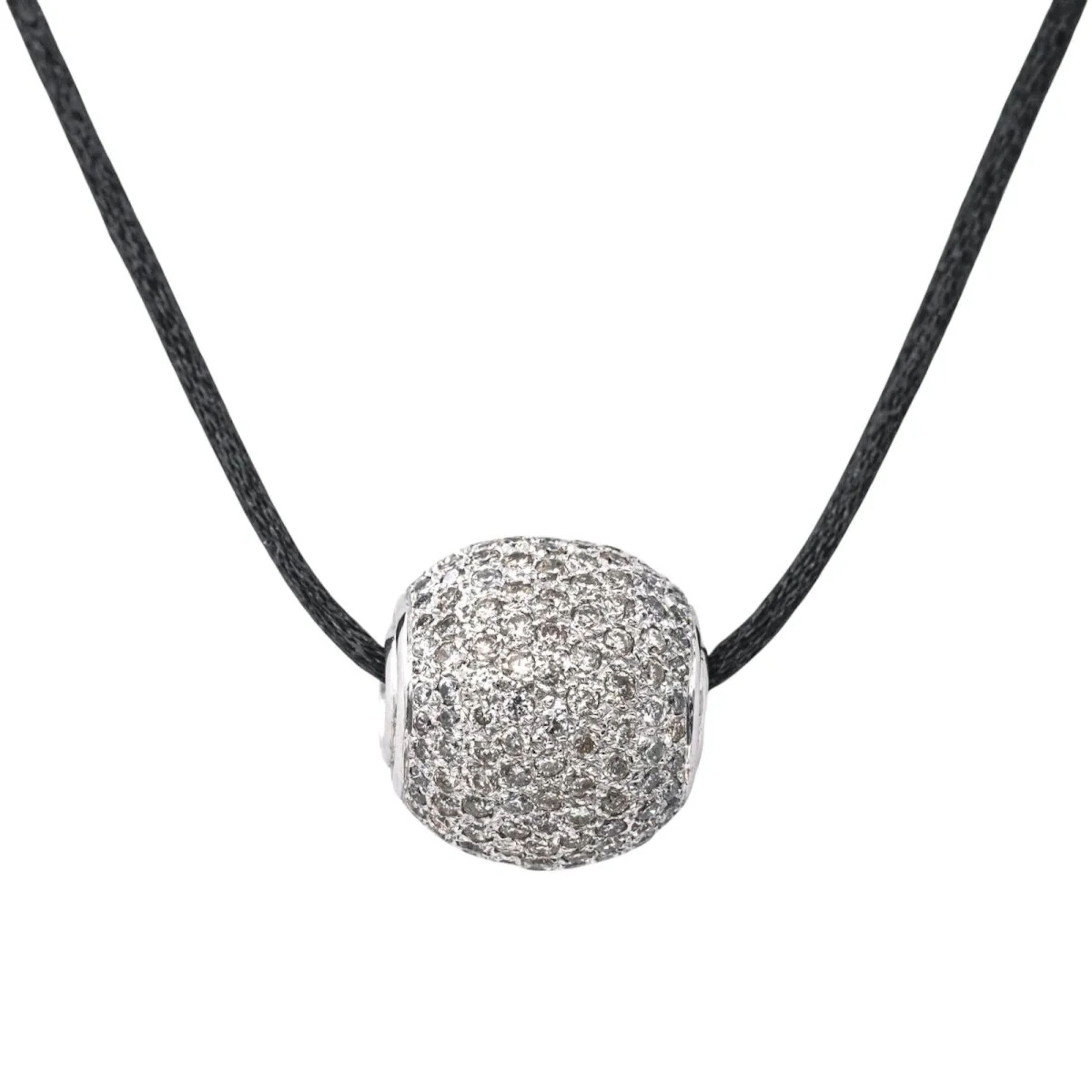 Pendant in white gold and diamonds.