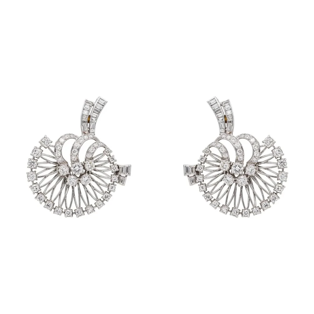 Stud earrings in white gold, platinum and diamonds