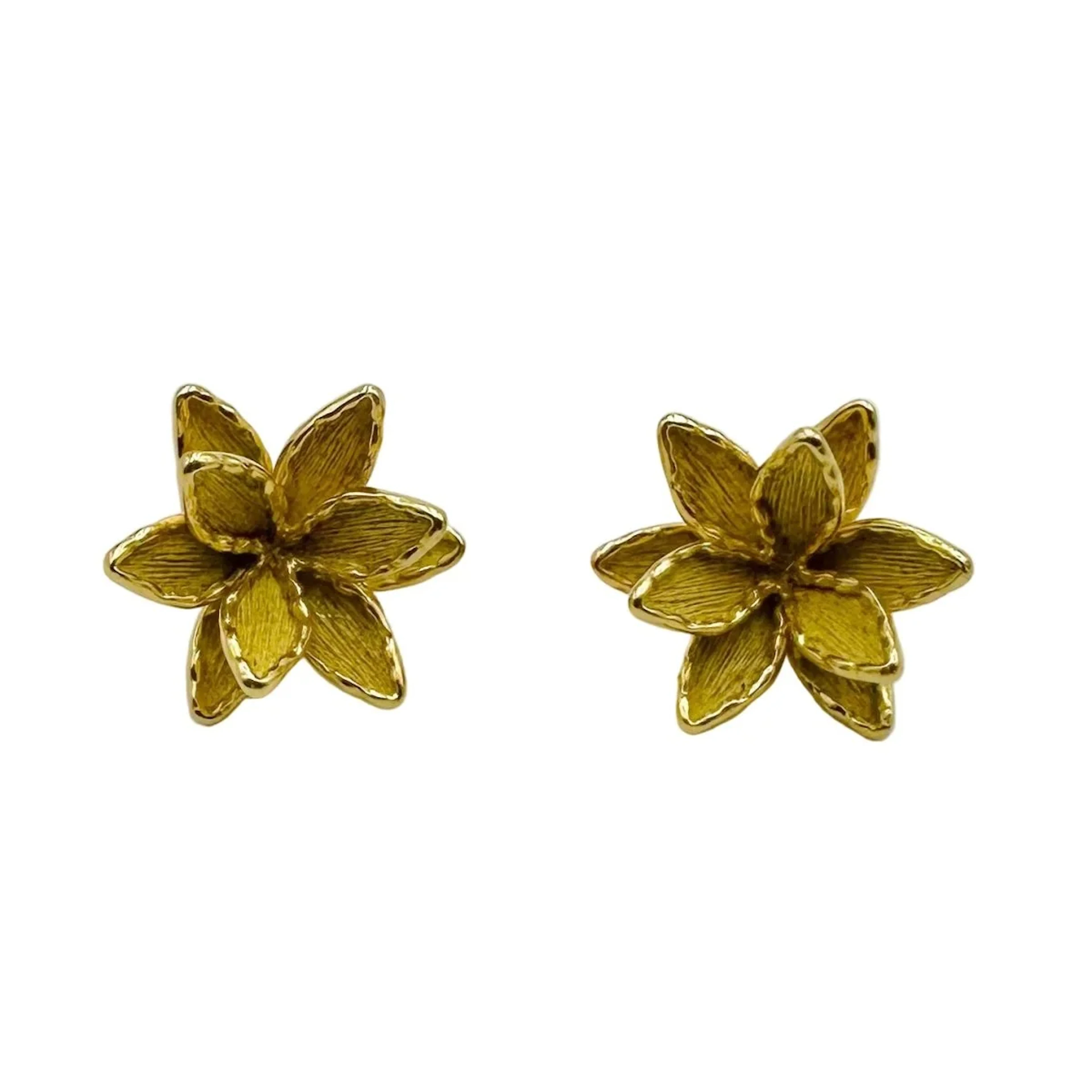 Earrings BOUCHERON "Fleur de lotus" in yellow gold