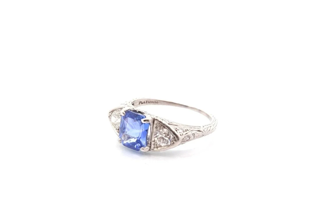 Bague vintage en platine et saphir