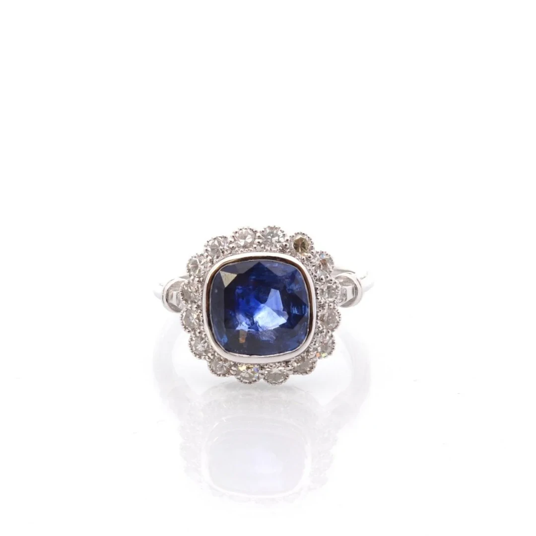 Bague en platine, saphir et diamants