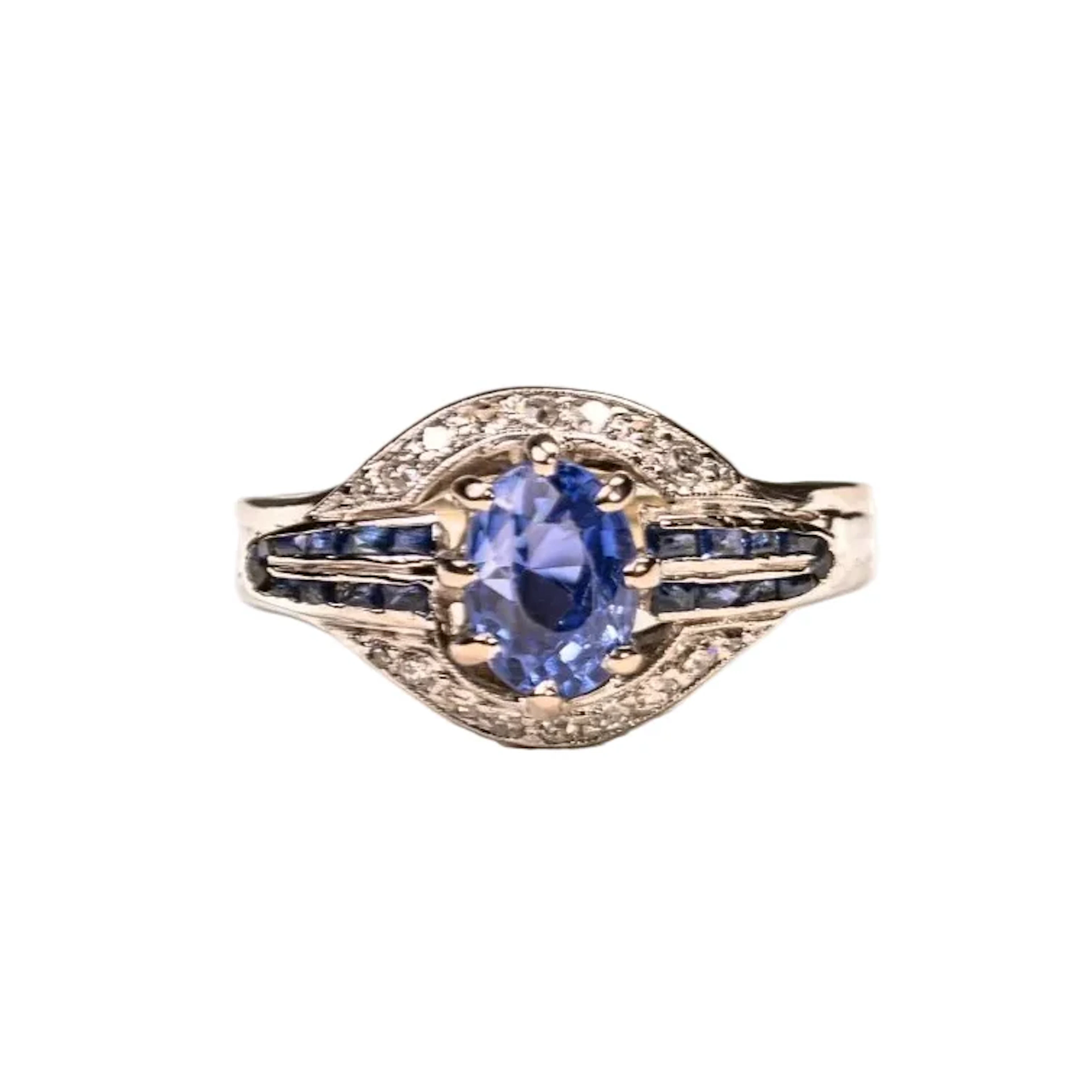 Art Deco "Entourage" Ring in white gold and Platinum, with a Ceylon sapphire