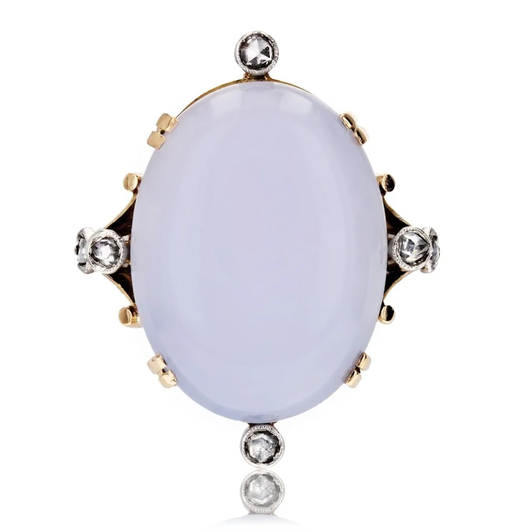 Entourage ring in yellow gold, chalcedony and diamonds