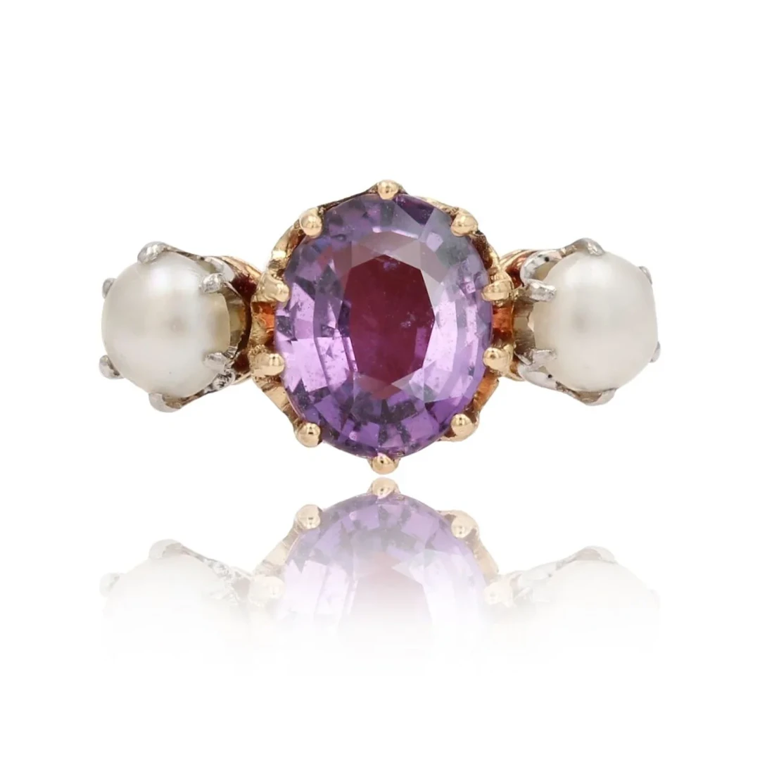 Ring antique purple sapphire and pearls