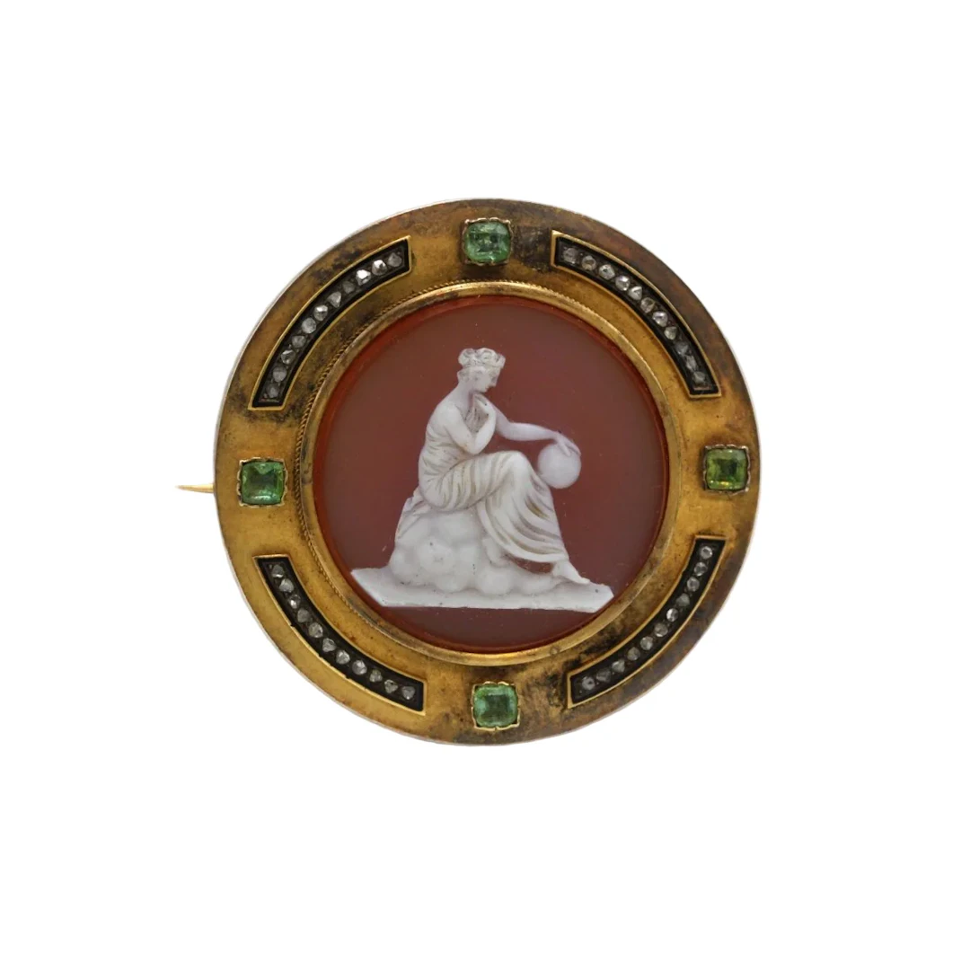 Brooch pin in yellow gold, enamel, cameo, beryls and diamonds