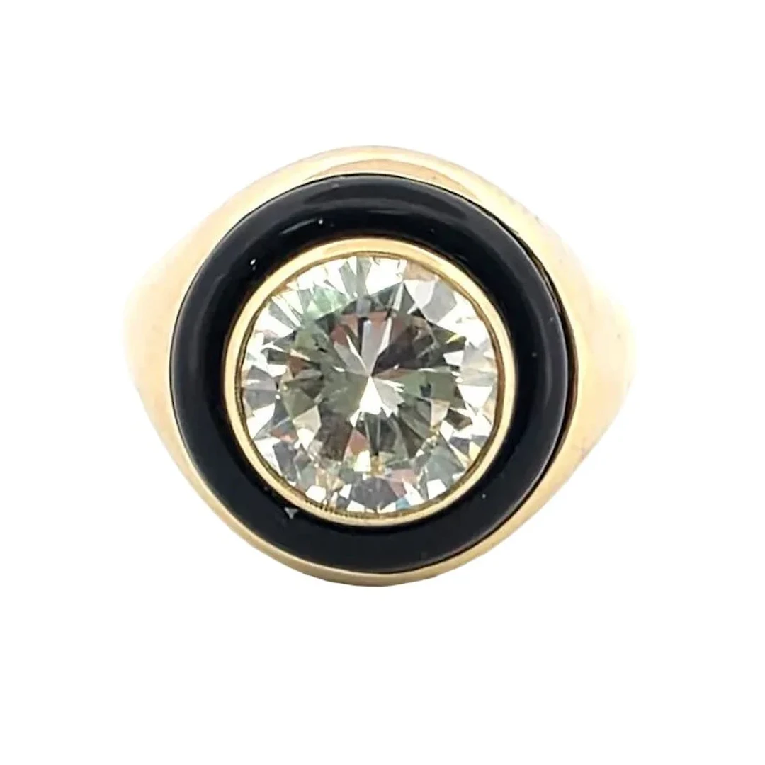 Signet ring in yellow gold, onyx and diamonds