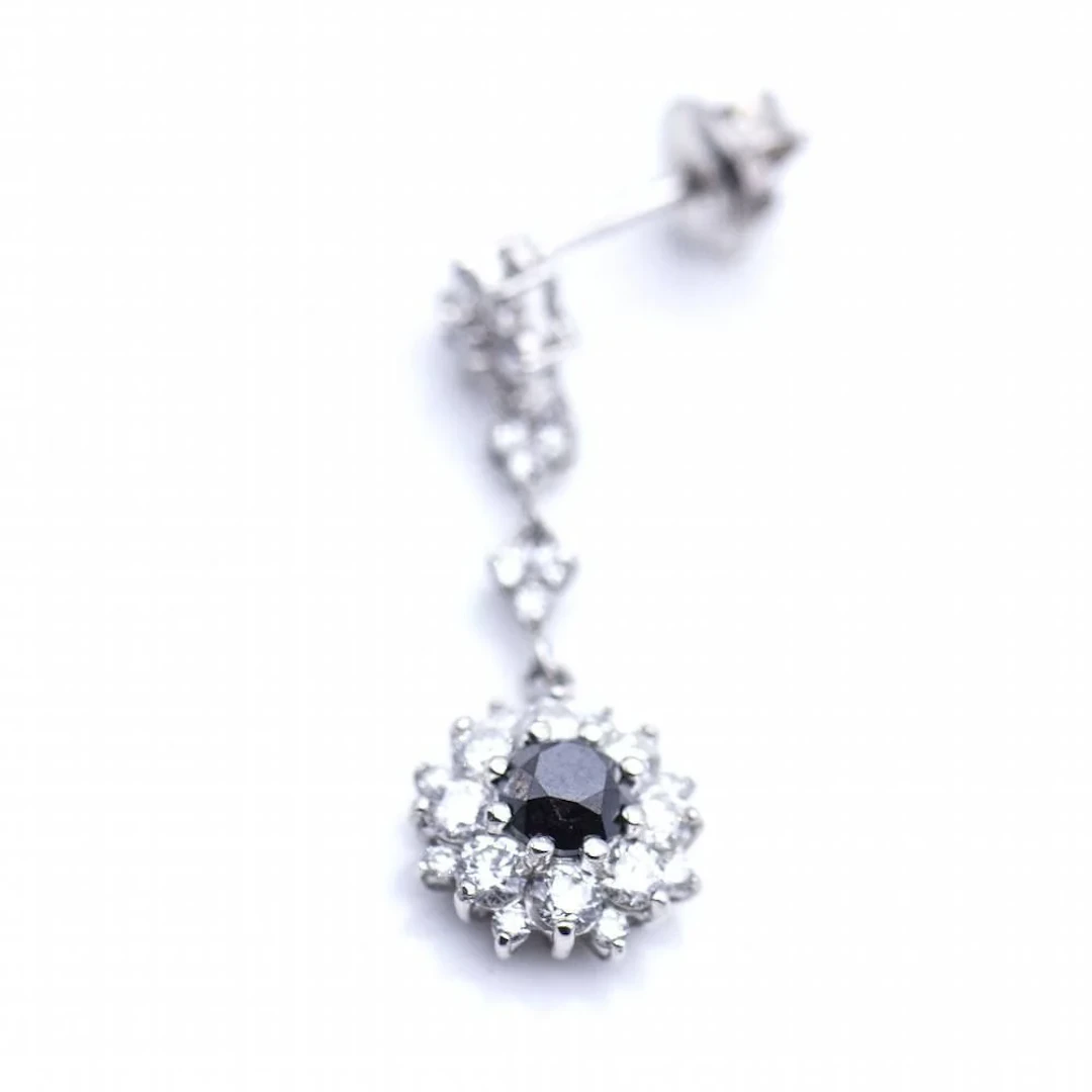 Earrings at white gold and diamonds