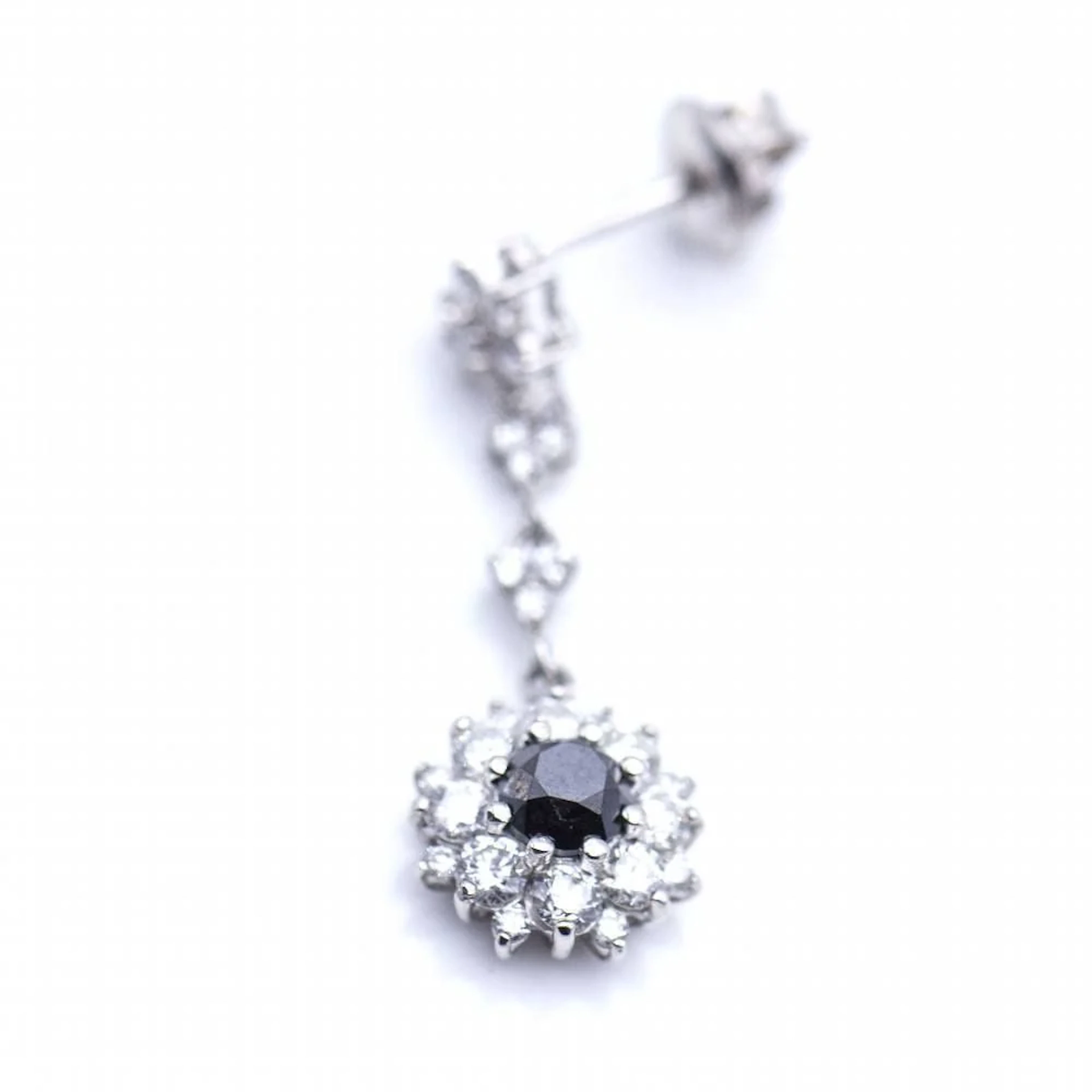 Earrings at white gold and diamonds