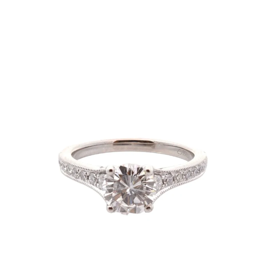 Solitaire ring in platinum and diamonds