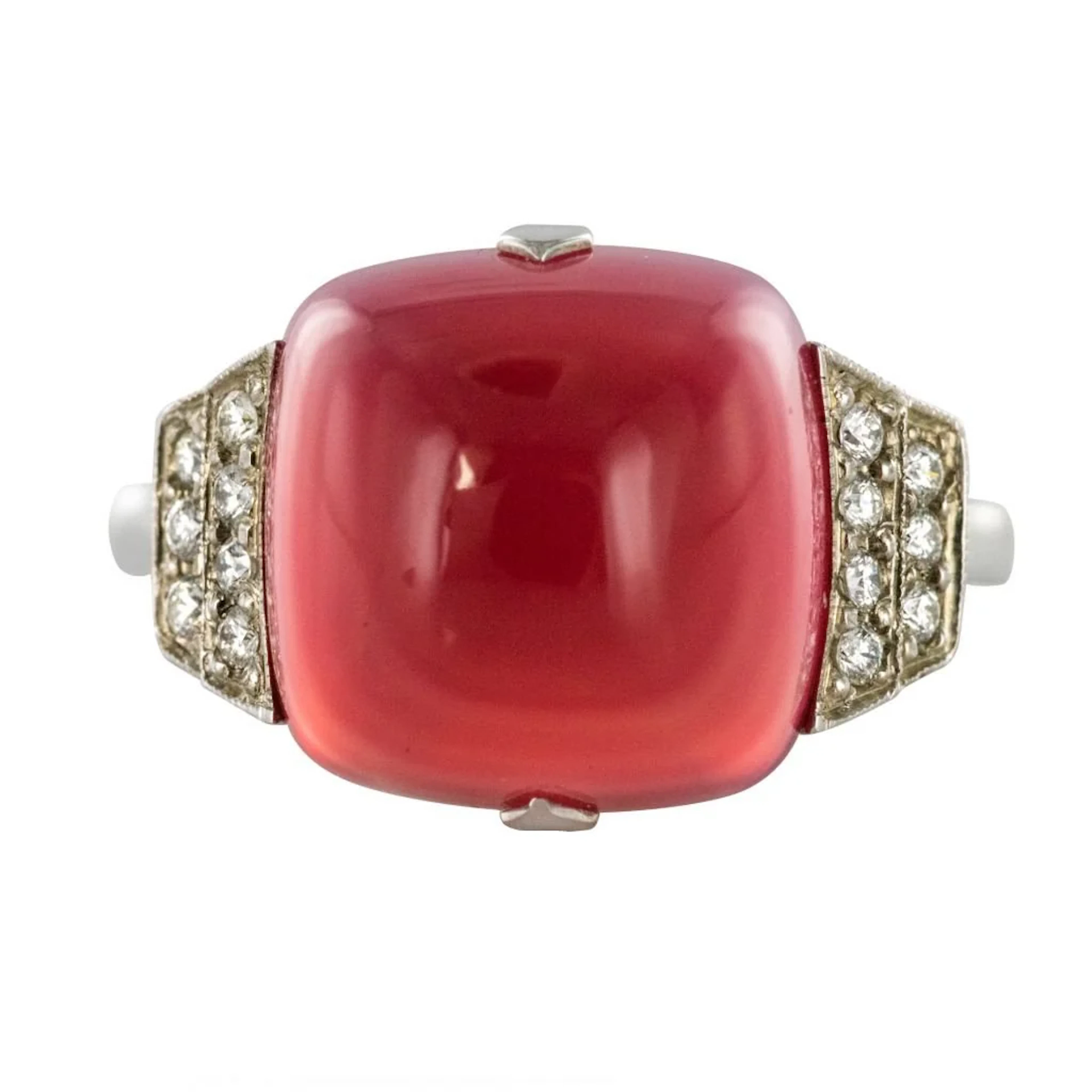 Cocktail ring in white gold, chalcedony and diamonds