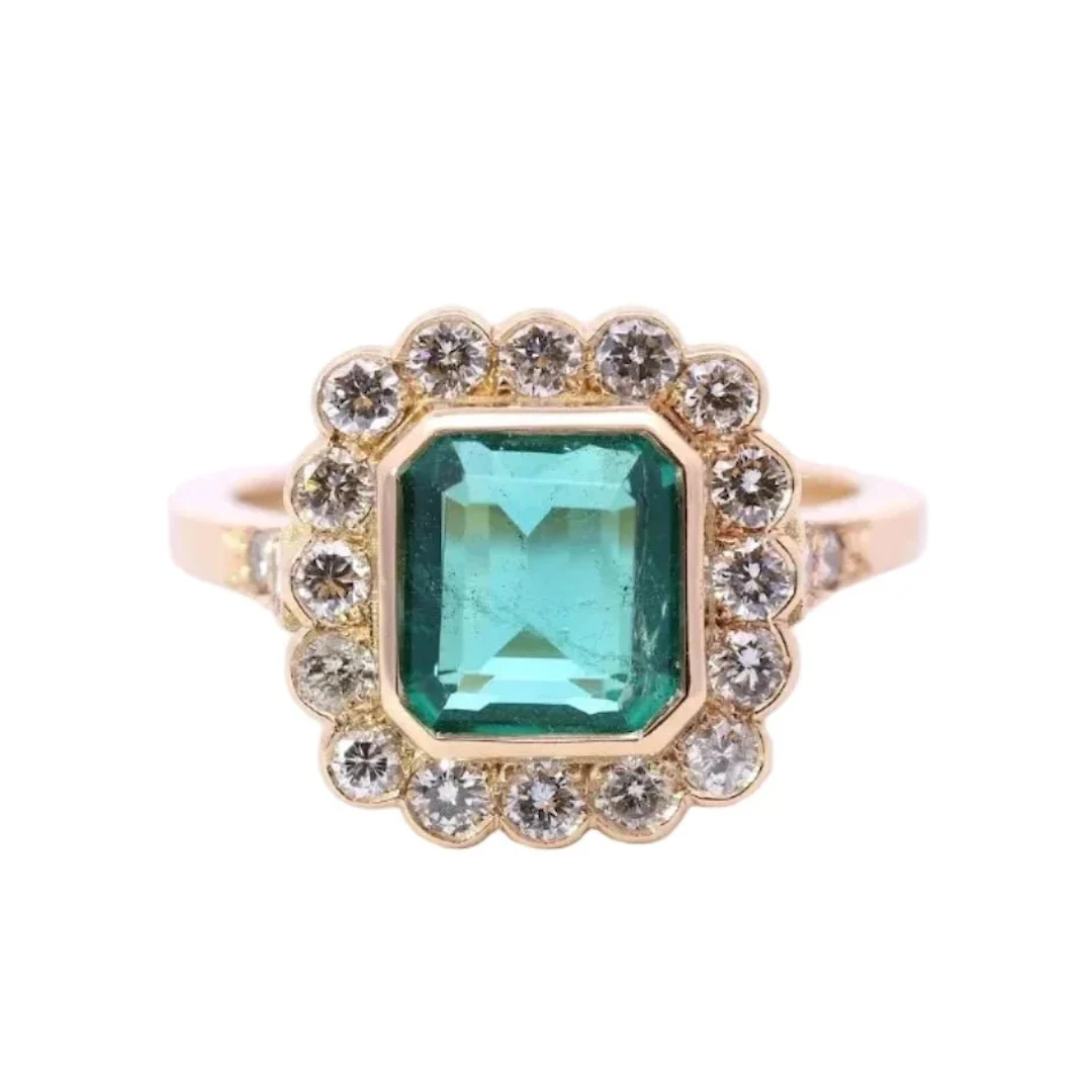 Bague Entourage en or jaune, émeraude et diamants