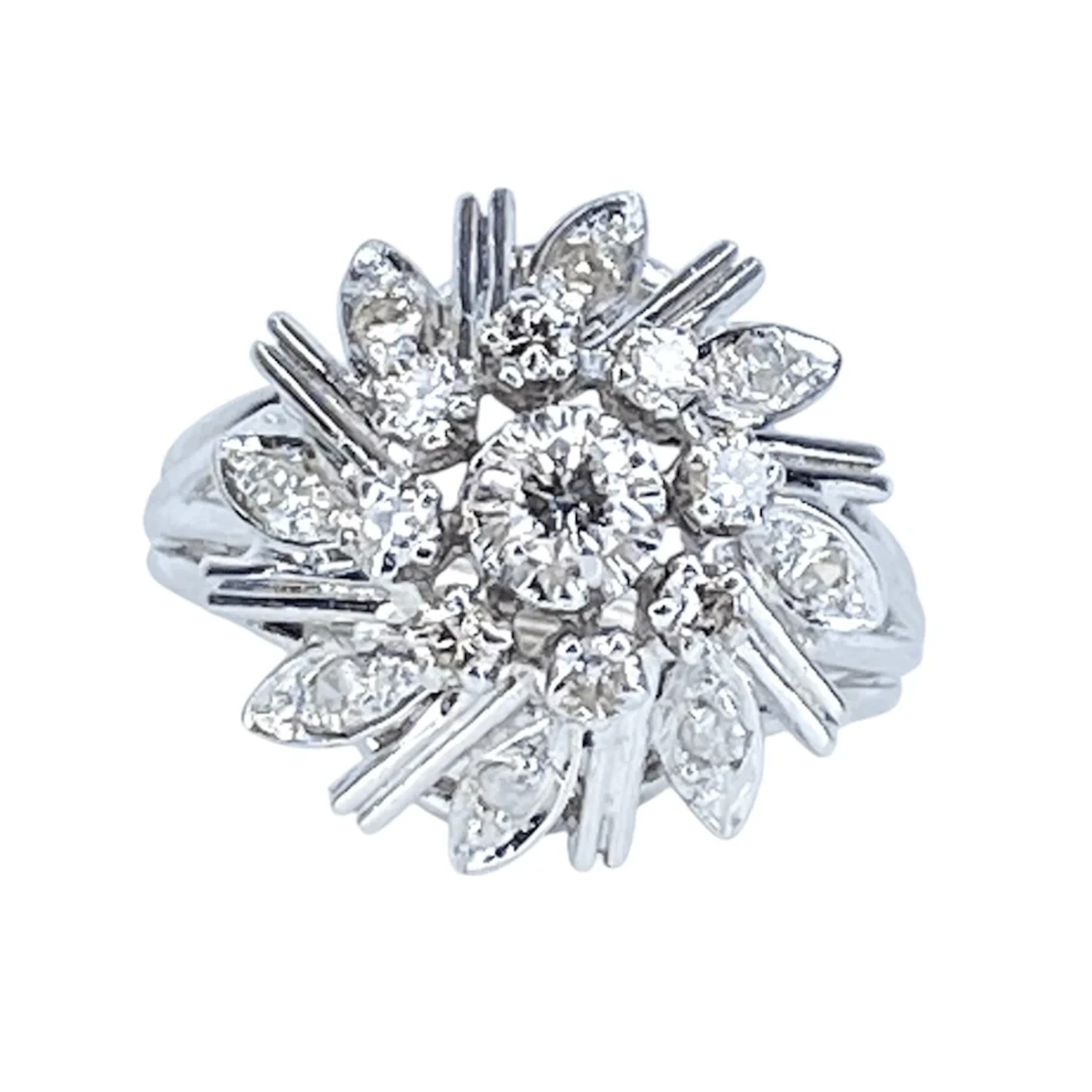 Marguerite Ring in White Gold and Diamonds
