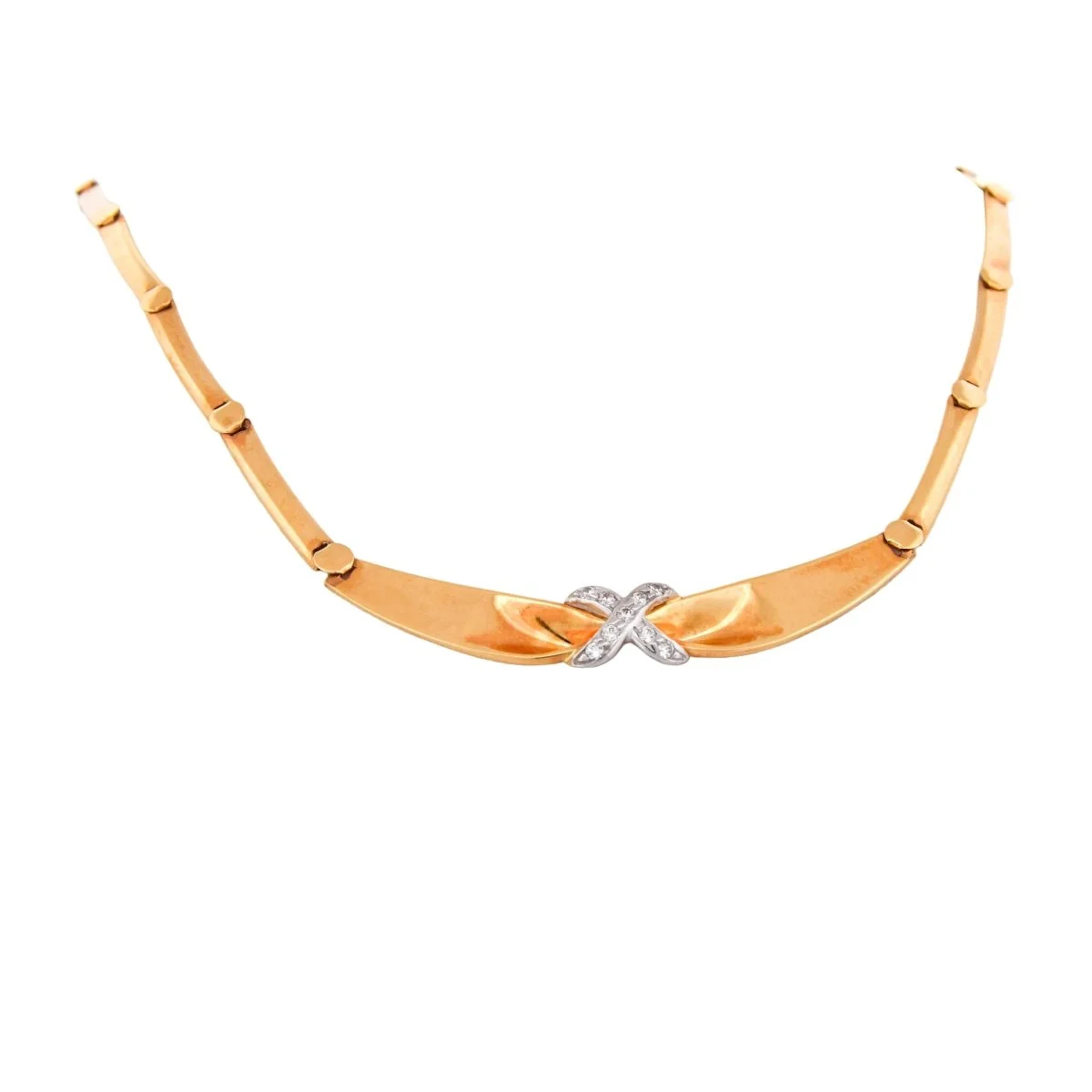 Necklace in yellow gold and diamonds.