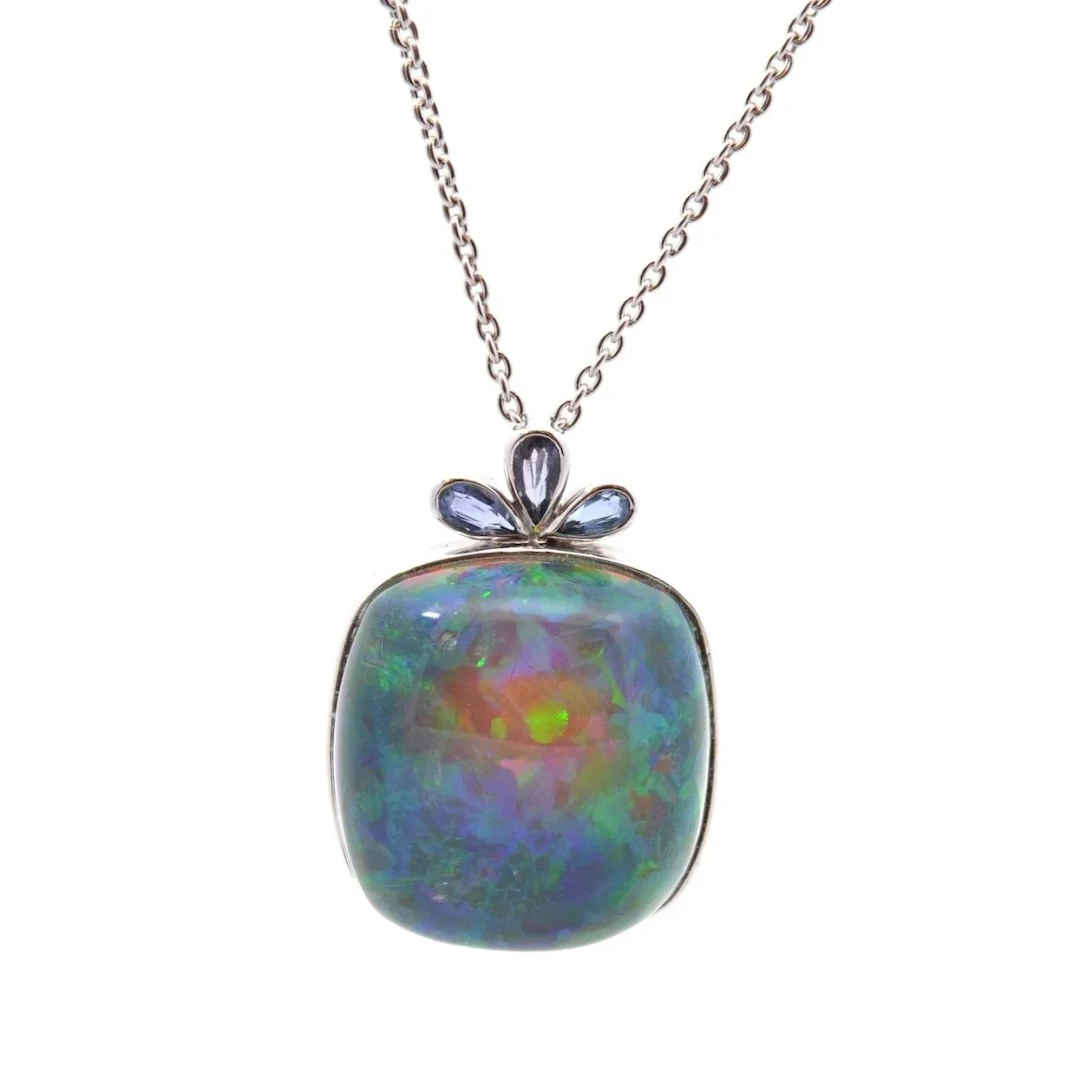 Pendant necklace in white gold, platinum, opal and sapphires