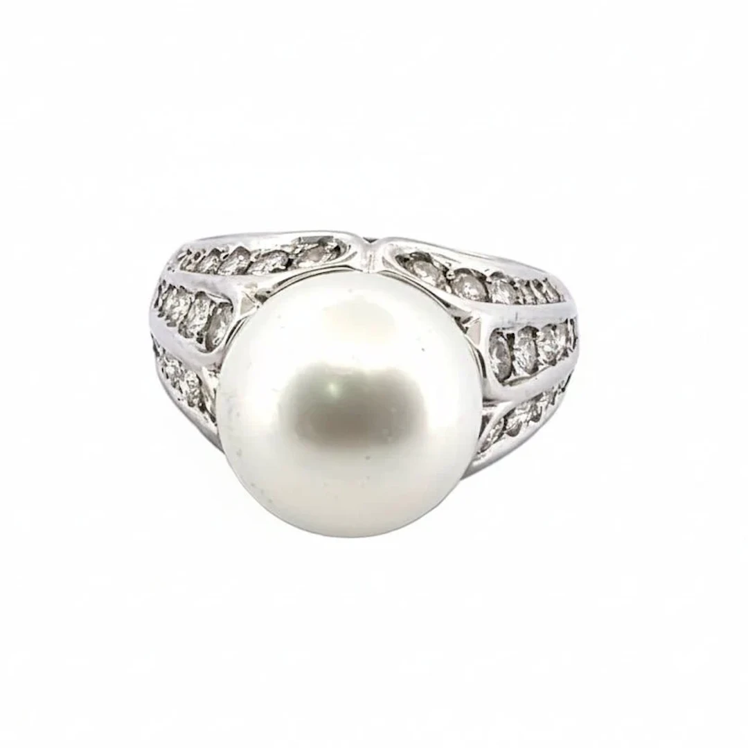 Ring Solitaire in white gold, pearl and diamonds