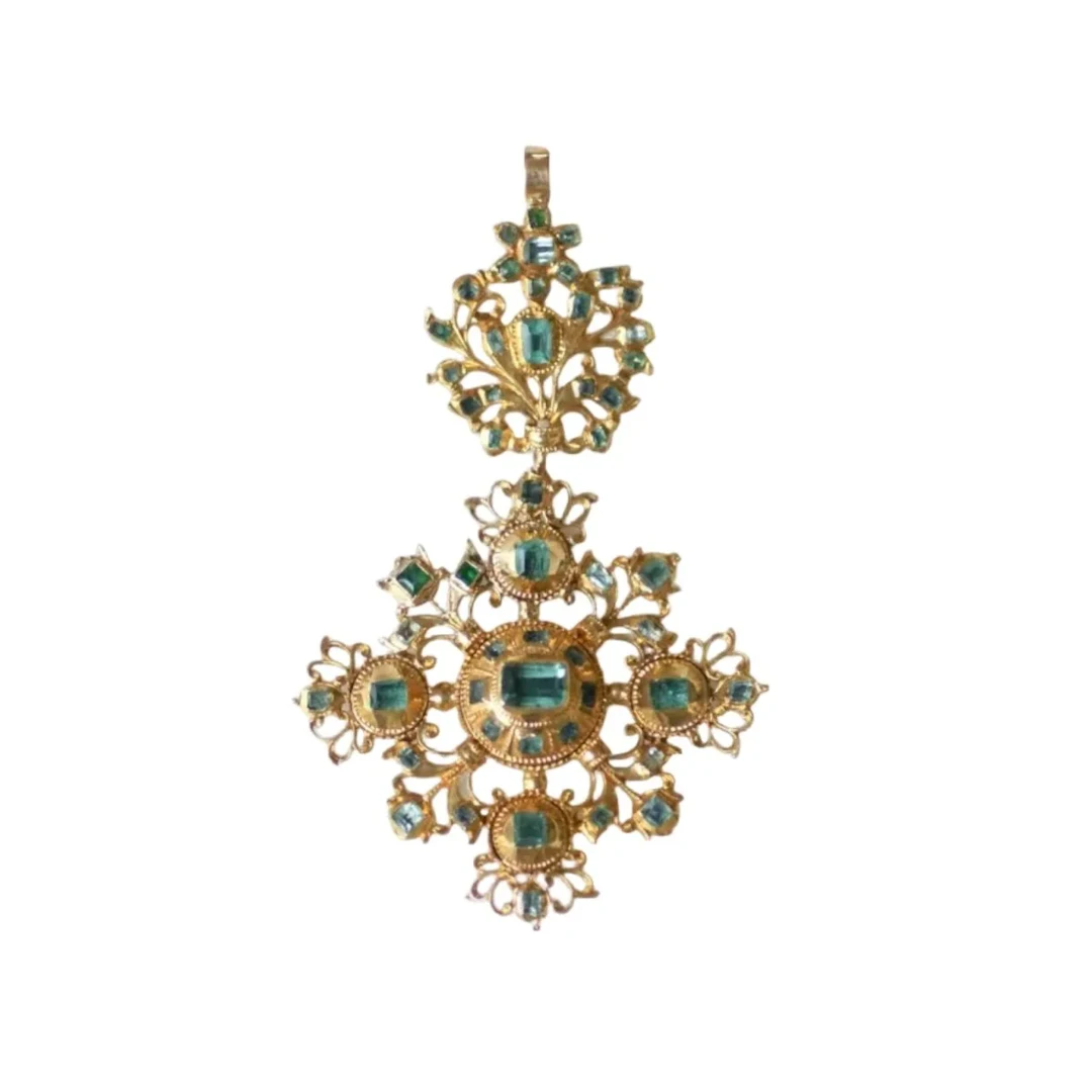 Emerald and yellow gold pendant