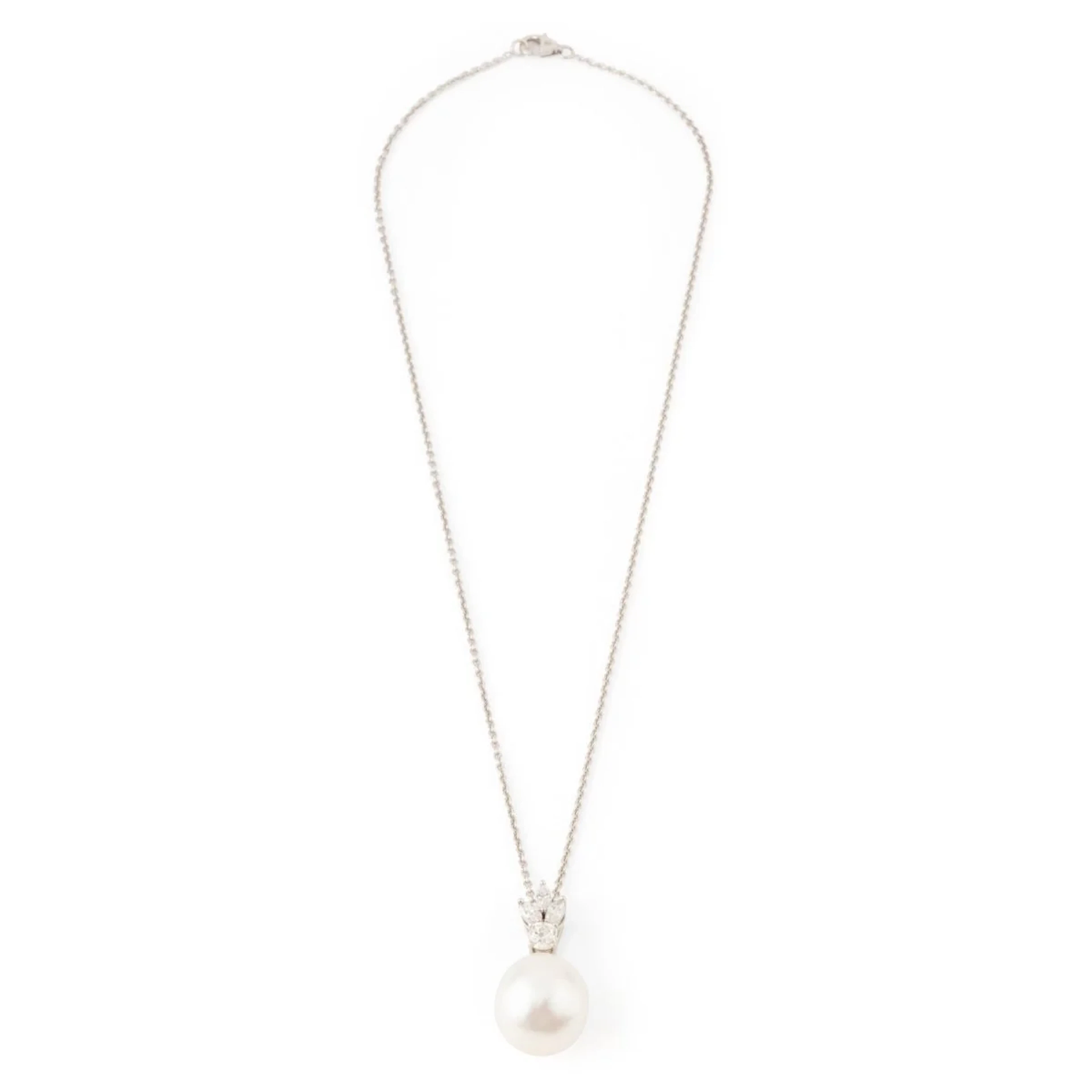 Pendant necklace in white gold, set with a pearl and diamonds