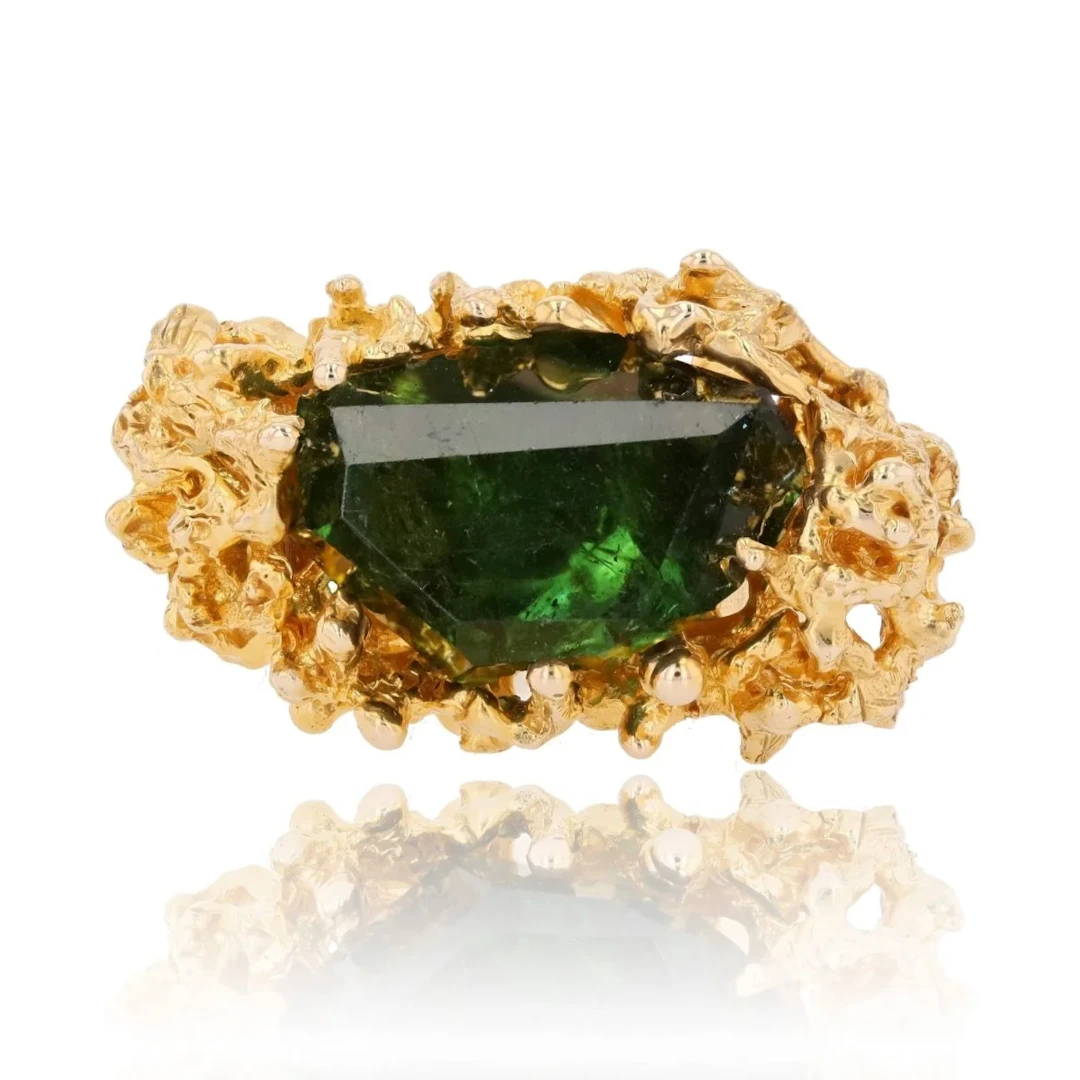 Ring rough tourmaline in yellow gold