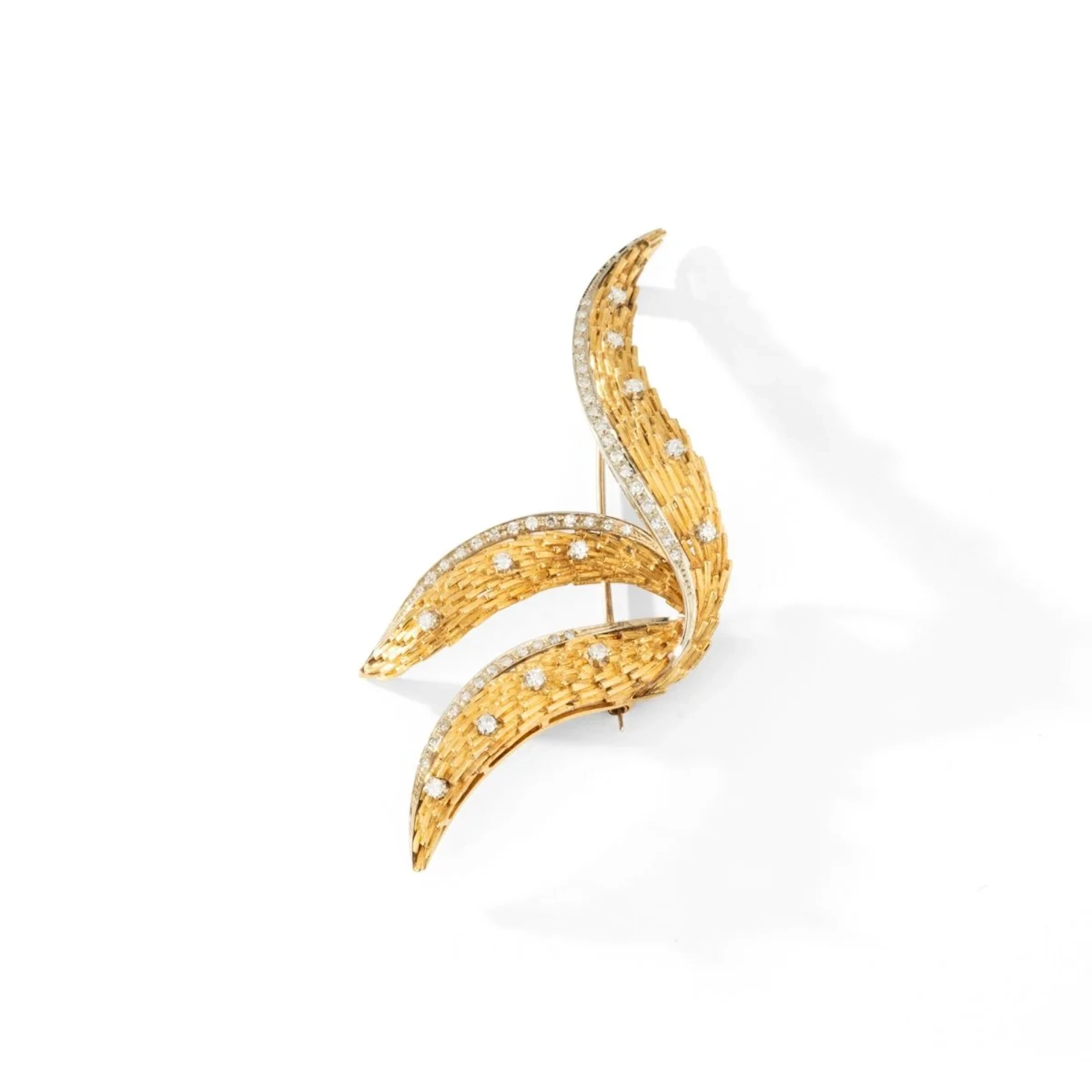 Foliage pin brooch in yellow gold, white gold and diamonds