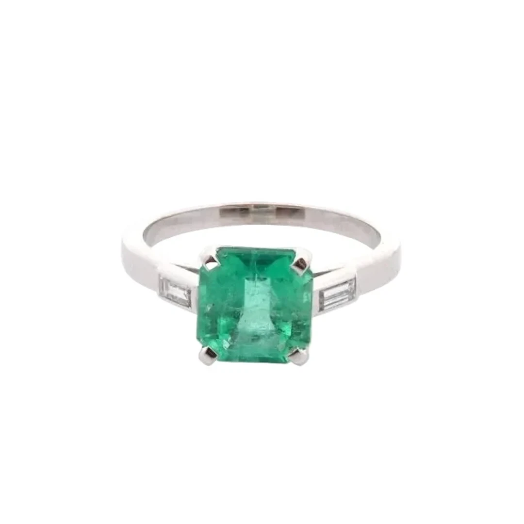 Solitaire ring in platinum, emerald and diamonds