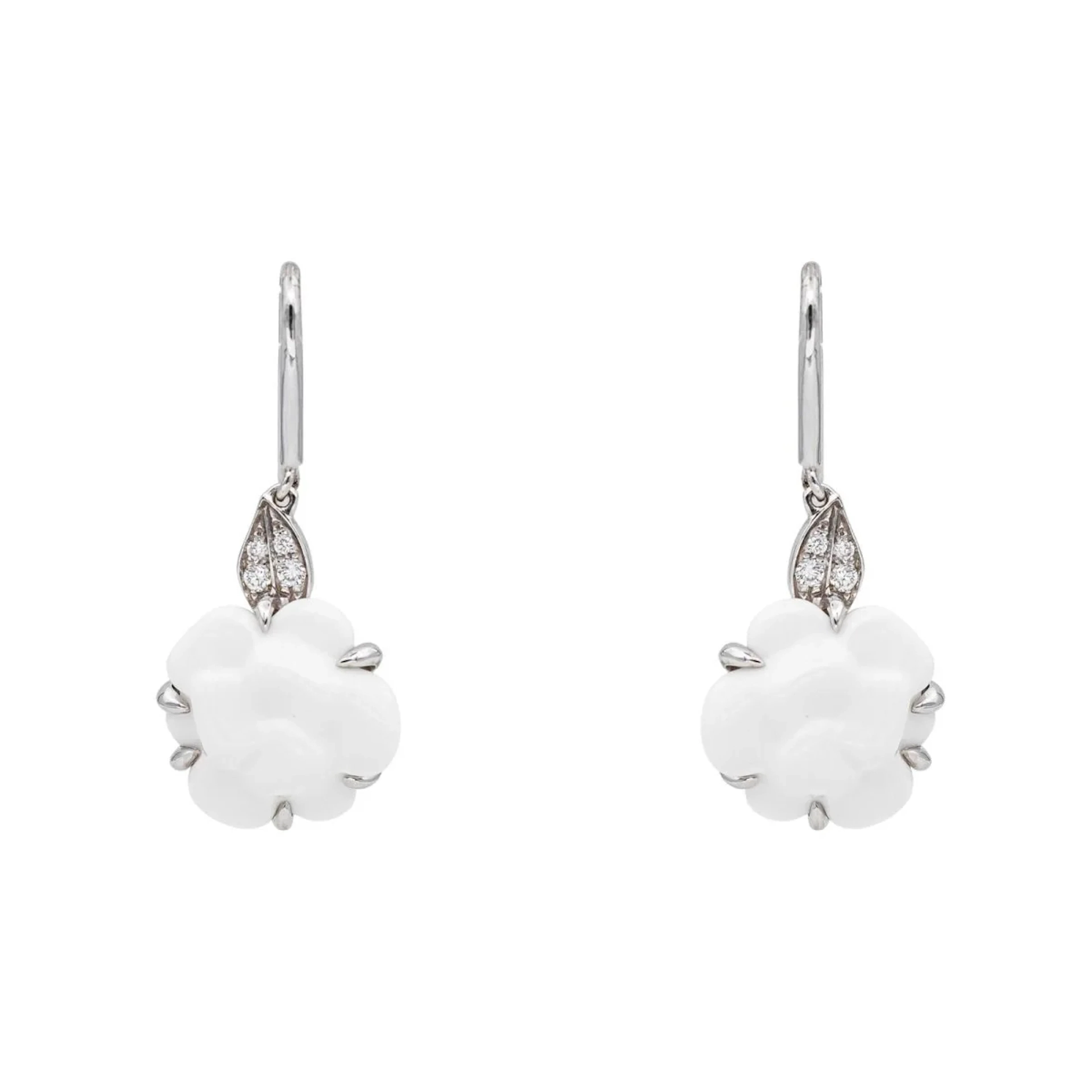 CHANEL "Camellia" sleeper earrings in white gold, agates and diamonds