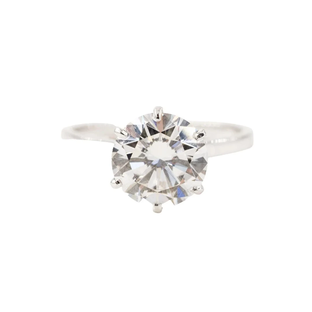 White gold, Platinum and Diamond Solitaire Ring