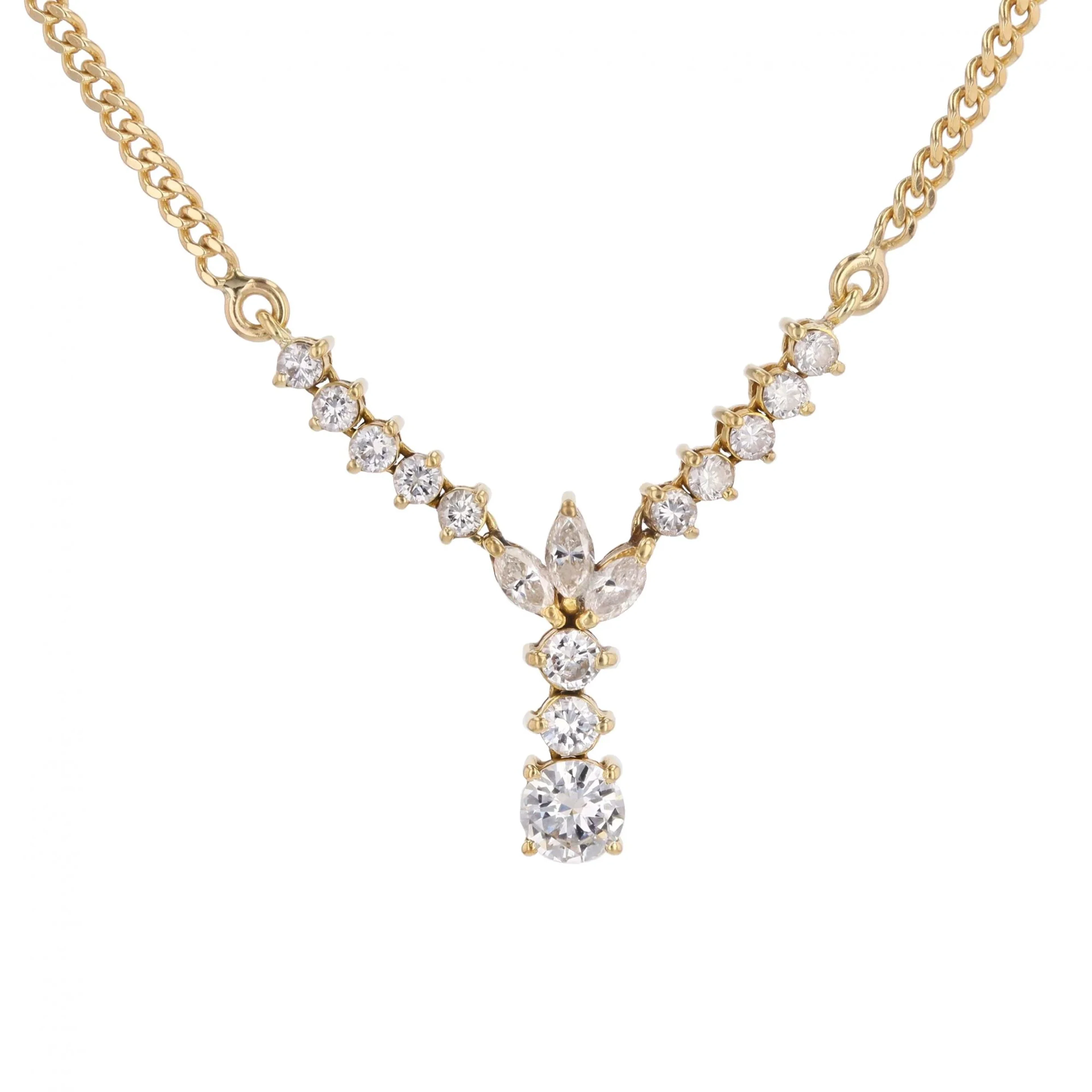 Necklace in yellow gold and diamonds.
