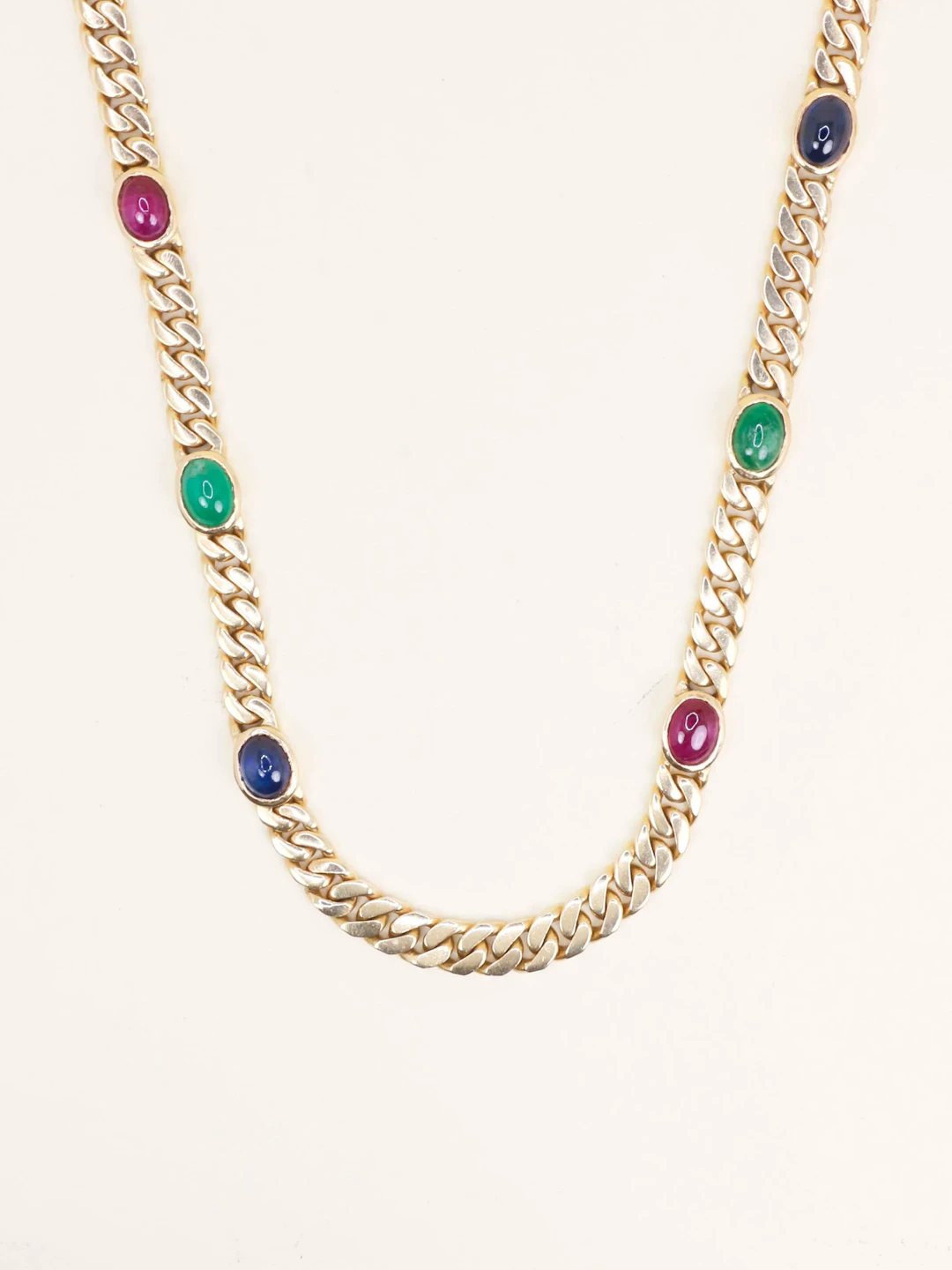 Collier Sautoir en or jaune, émeraudes, saphirs et rubis