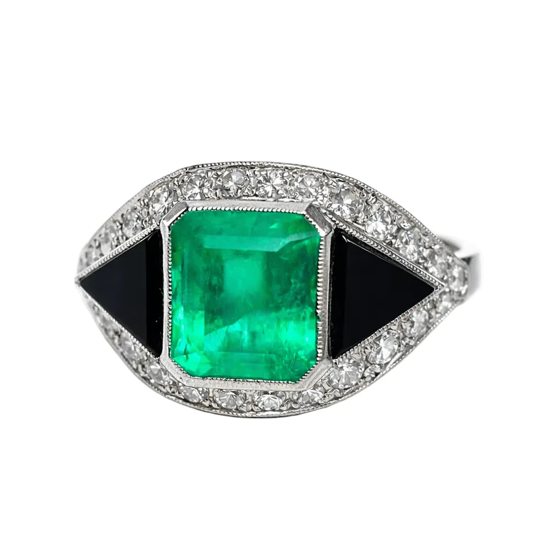 Ring Cocktail in paltinium, onyx, emerald and diamonds