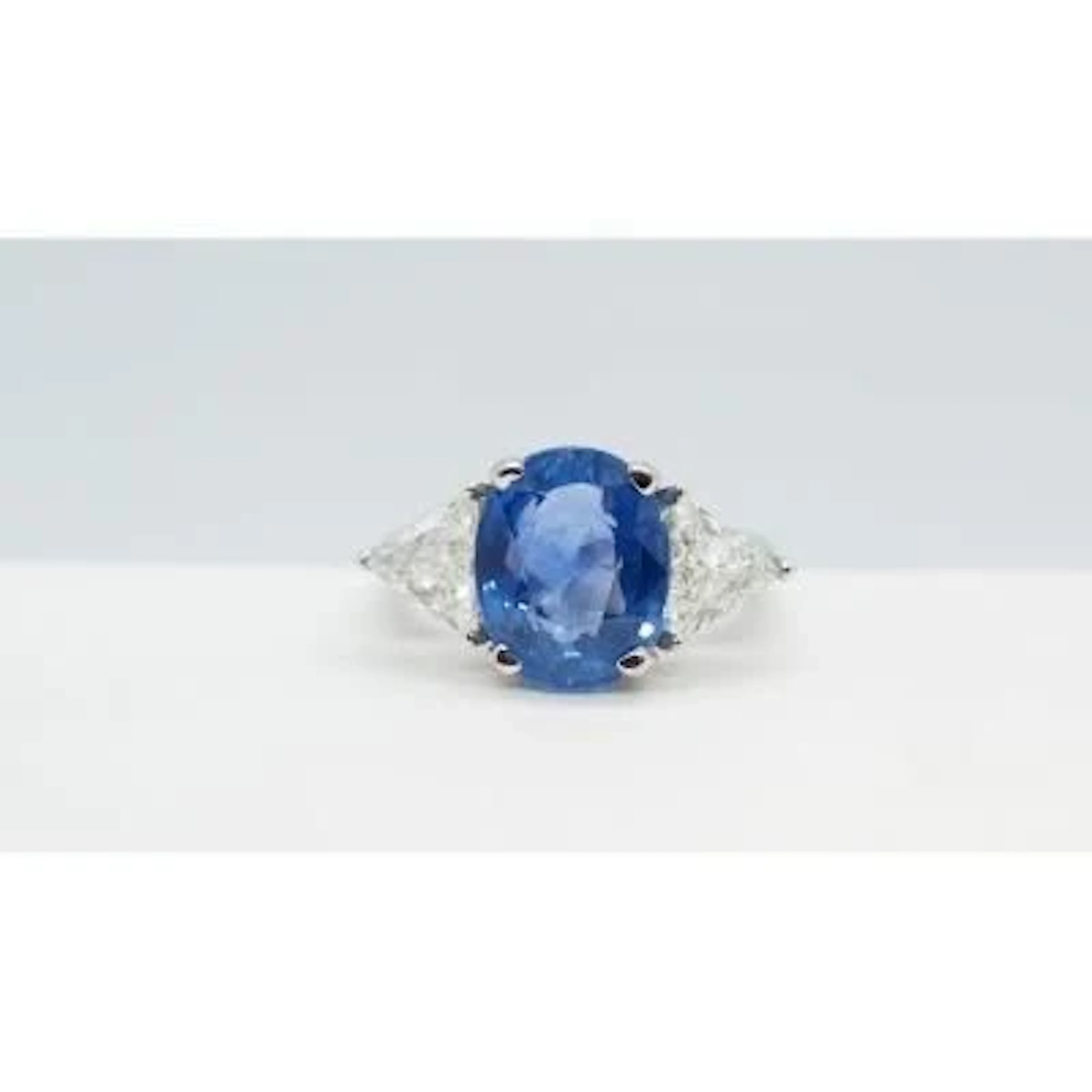 White gold ring with Ceylon sapphire and diamonds