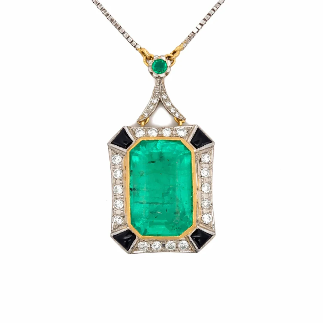 Necklace with a pendant in white gold, yellow gold, platinum, emerald