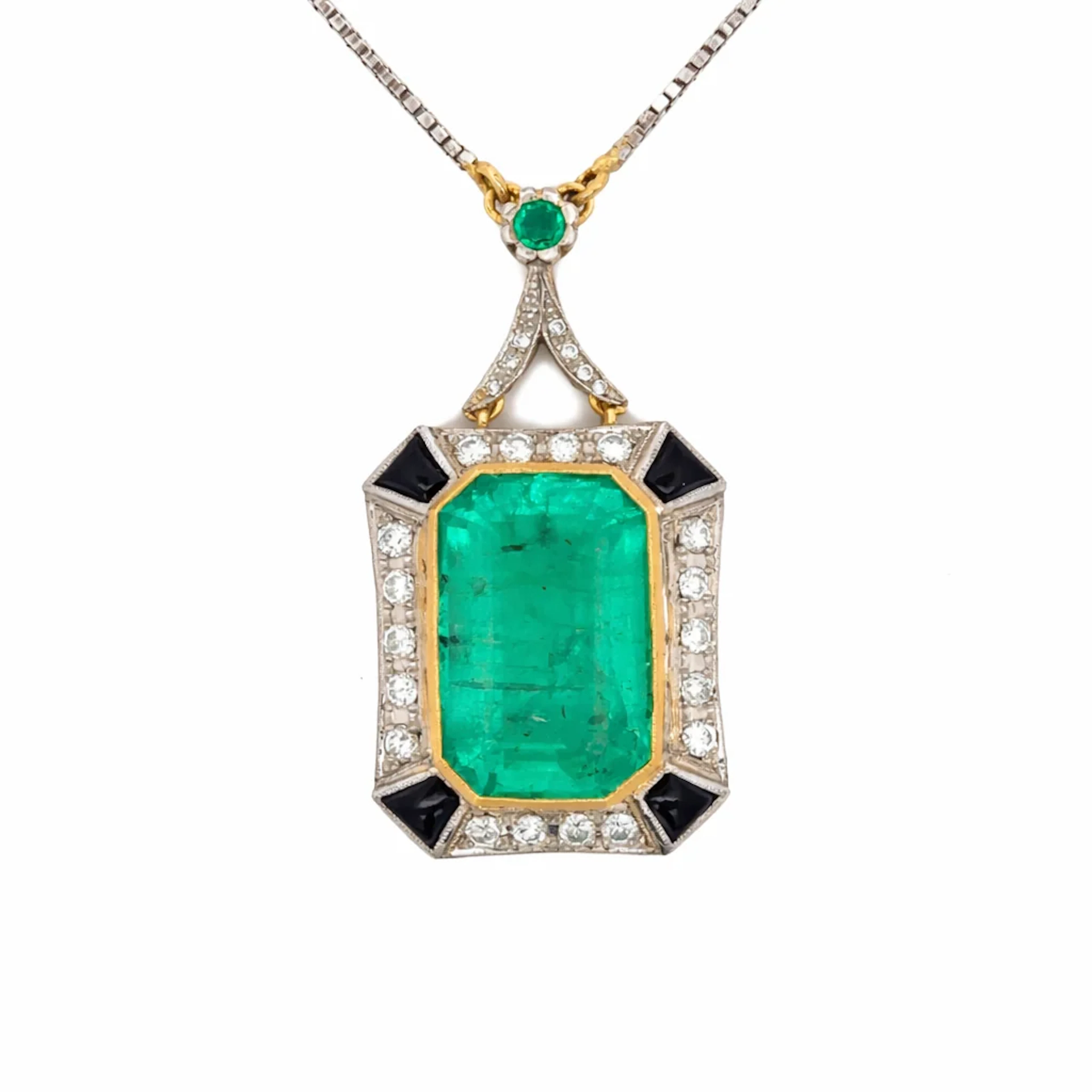 Necklace with a pendant in white gold, yellow gold, platinum, emerald