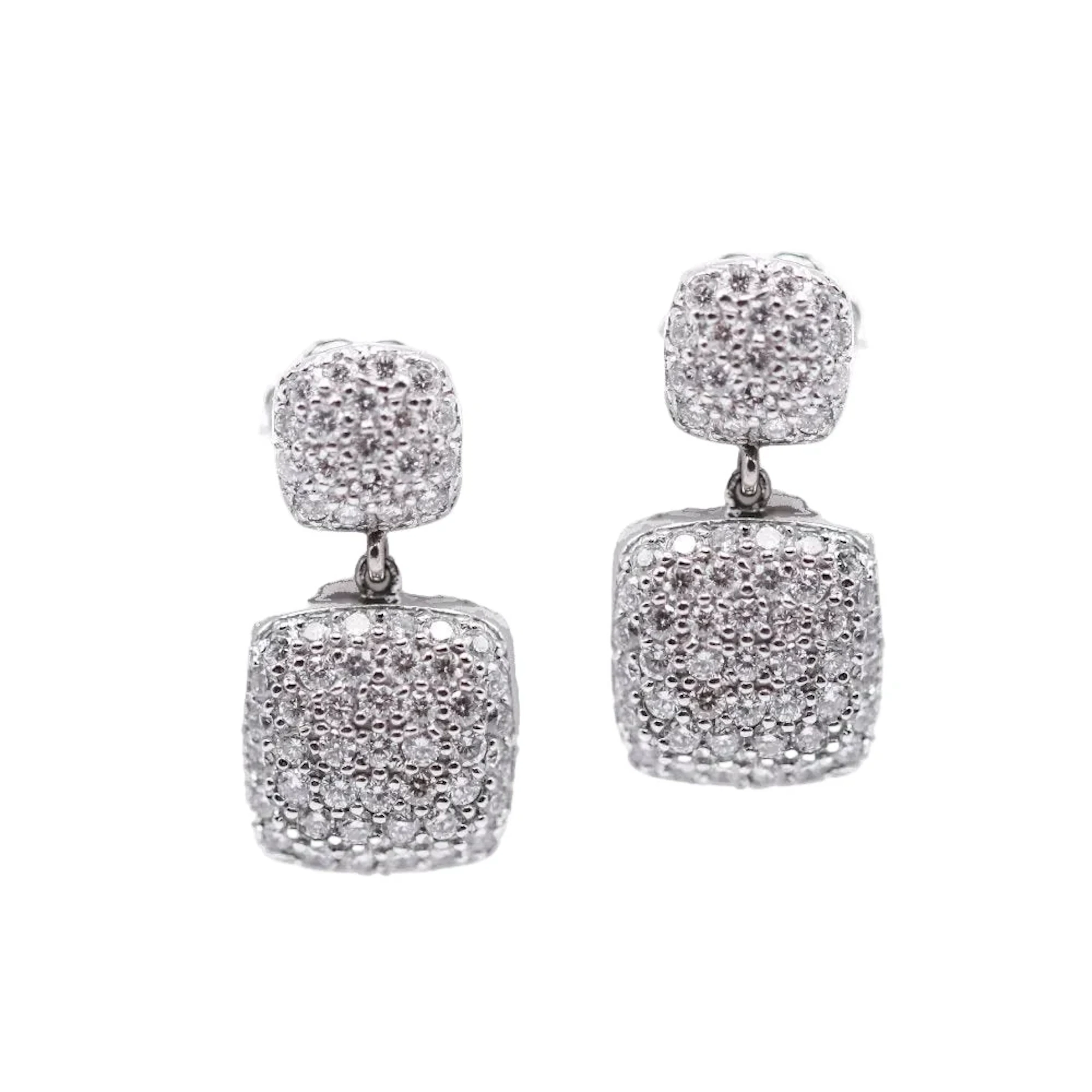 Earrings in white gold and diamonds.