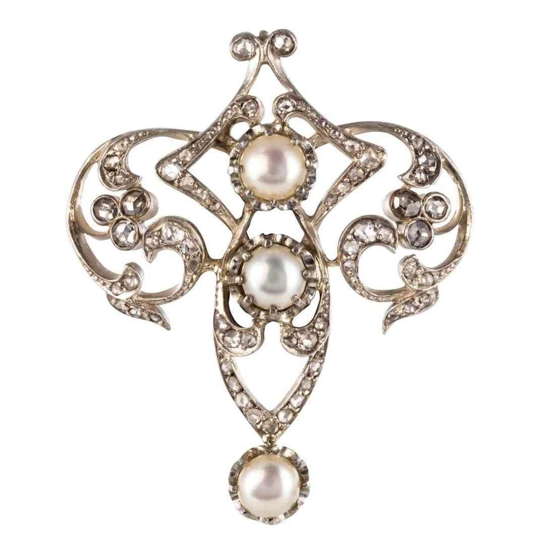 Brooch Pin in yellow gold, silver, pearls and diamonds