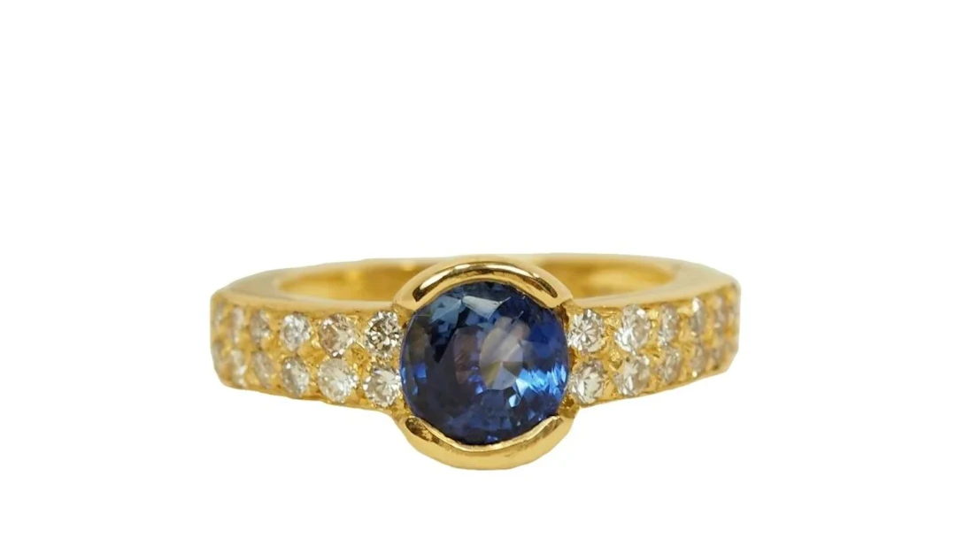 Yellow gold ring with a Ceylon sapphire and diamonds